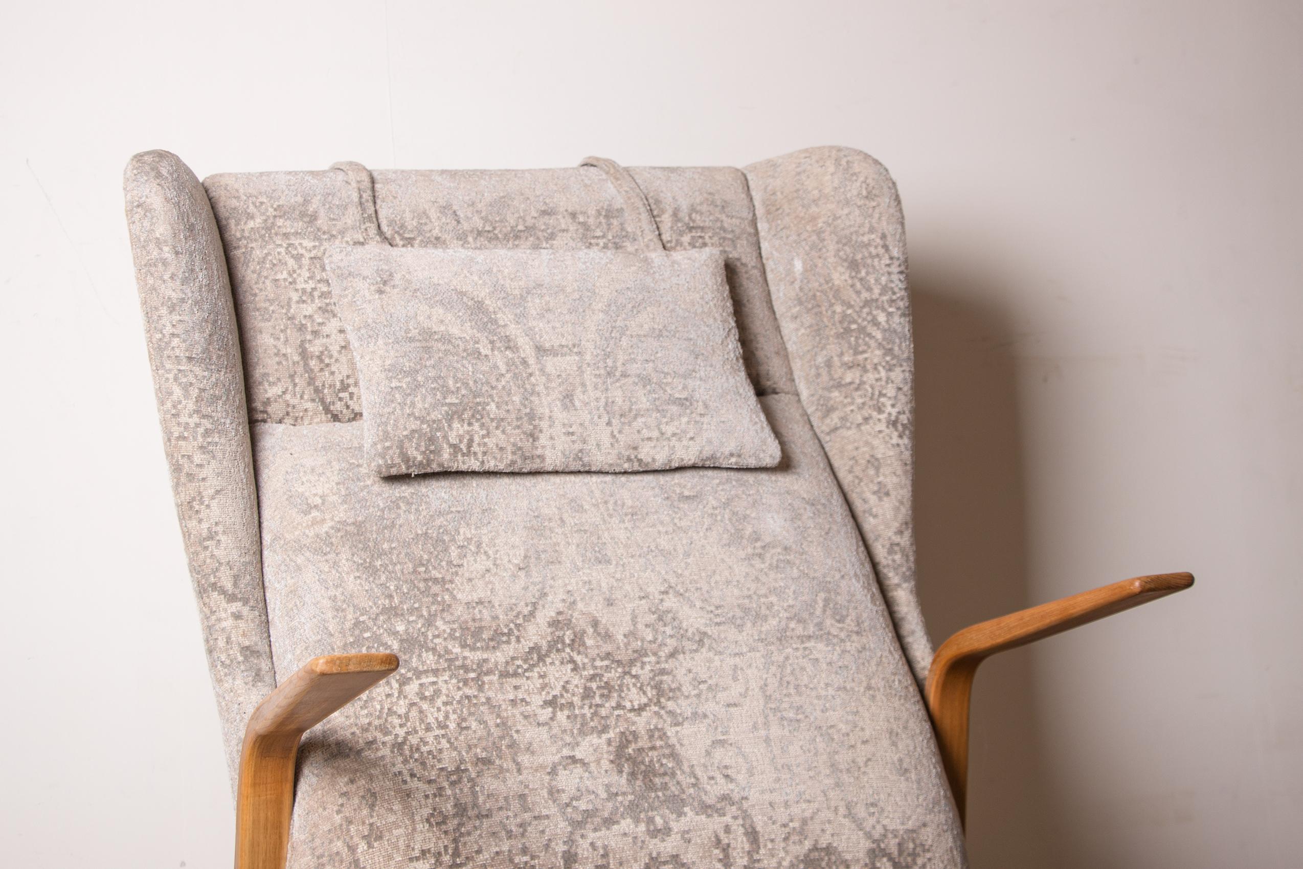 Gran sillón alto de haya curvada y reciente modelo de tela Konkav de Paul Bode. Escandinavo moderno en venta