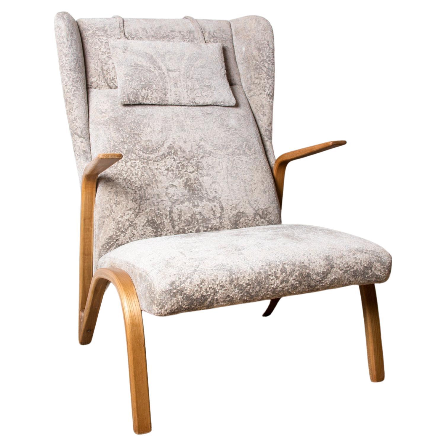 Grand fauteuil haut incurvé en hêtre et modèle récent en tissu Konkav de Paul Bode.