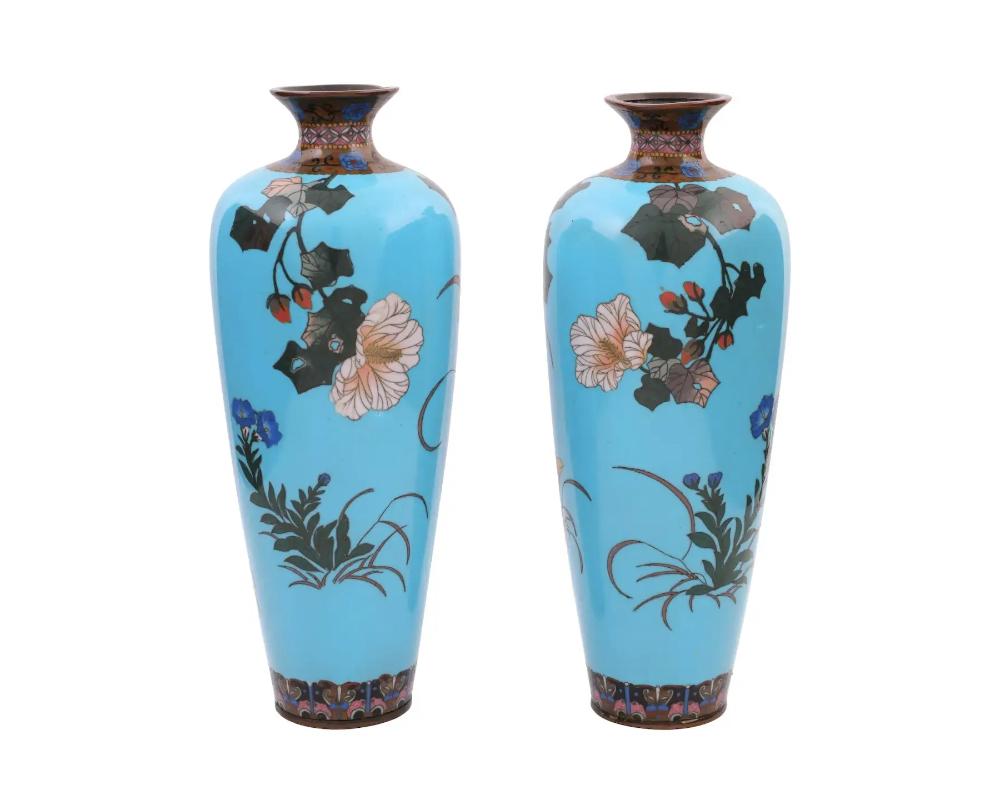 Japonais Grands vases Meiji japonais anciens en émail cloisonné de haute qualité avec oiseaux en vente