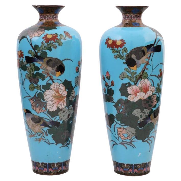 Grands vases Meiji japonais anciens en émail cloisonné de haute qualité avec oiseaux en vente