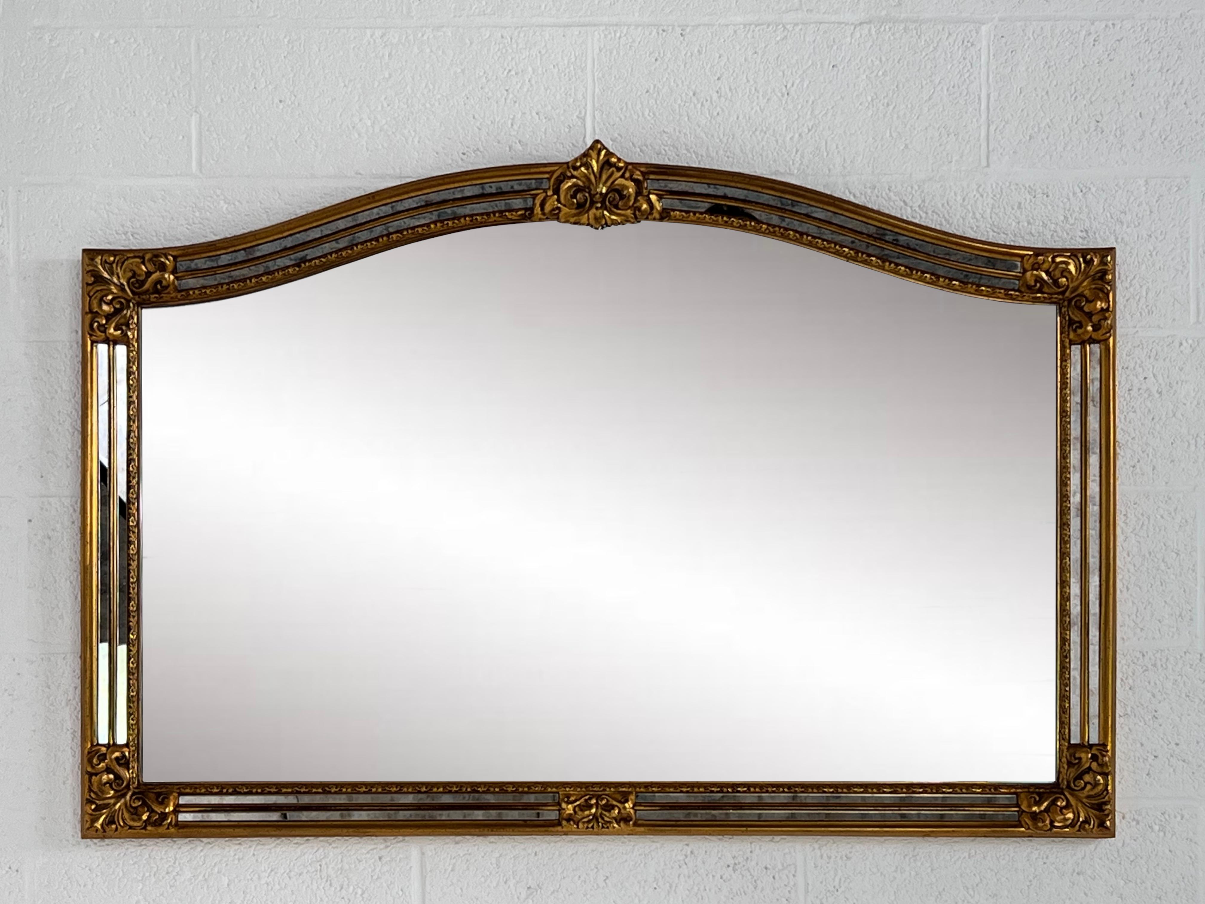 Grand miroir de haute qualité. Il s'impose par sa taille mais aussi par la qualité de sa fabrication. En parfait état.