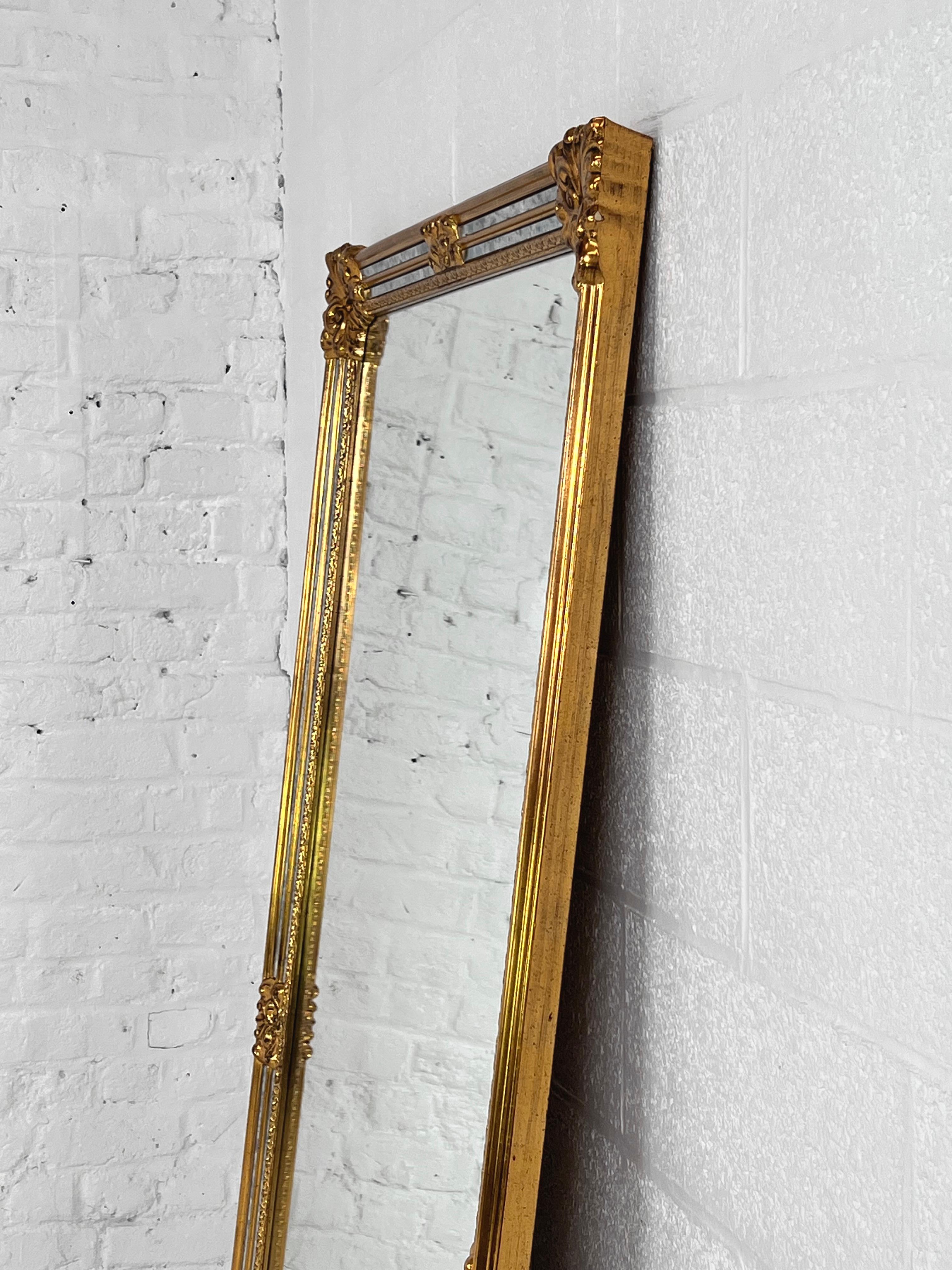 Miroir Grande parclose dorée de haute qualité et miroir biseauté en vente