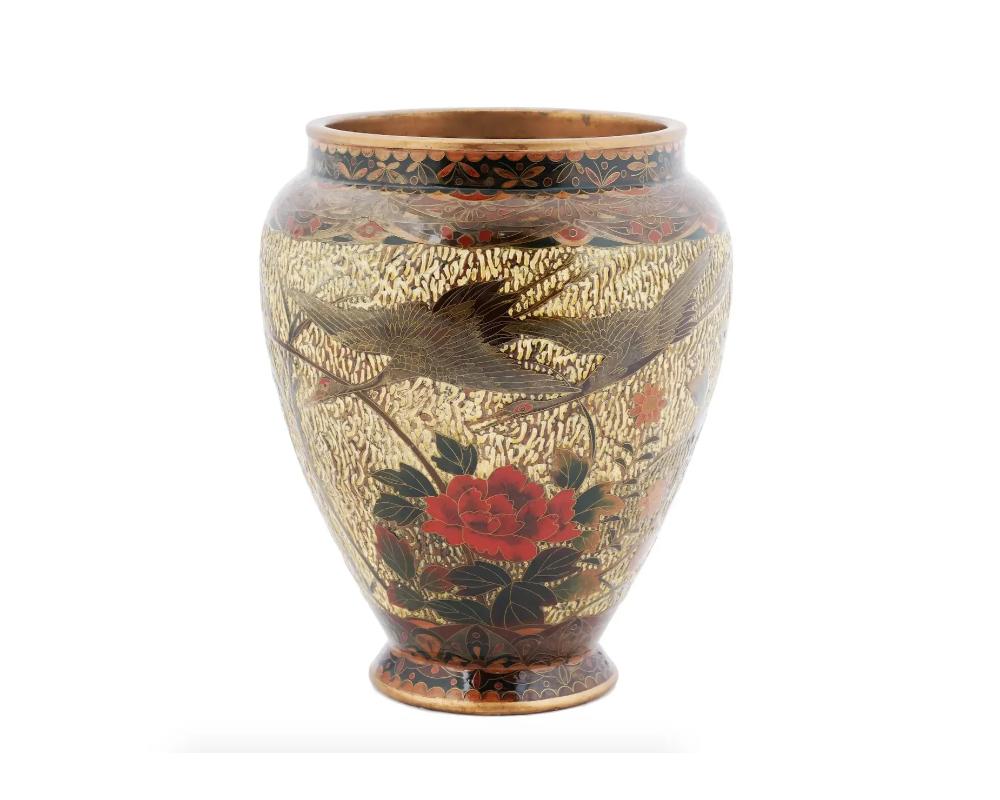 Vase japonais en porcelaine de Satsuma de belle qualité datant du début du XXe siècle, décoré de motifs complexes en émail cloisonné polychrome représentant des fleurs, des papillons et une paire de grues en vol. Non marqué. Collectional Japanese