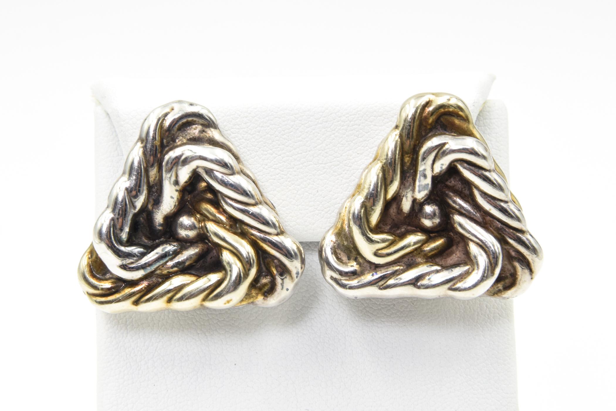 Klassische dreieckige 3D-Ohrringe aus Sterlingsilber mit einem stark stilisierten, gedrehten Seilmuster und einer Silberperle in der Mitte.  Sie sind groß, aber leicht und haben eine Clip-Rückseite.  Kein Piercing erforderlich.  Auf der Rückseite