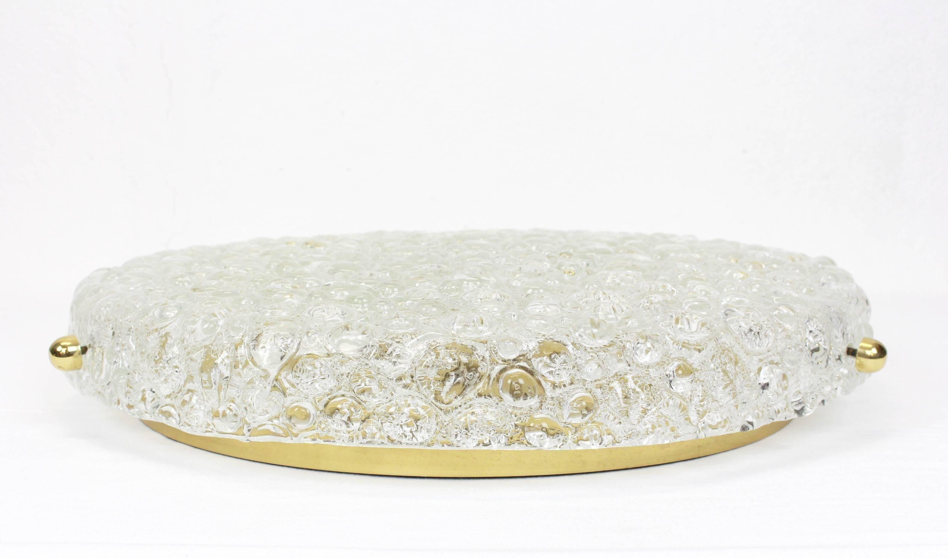 Maravilloso empotrable redondo de cristal helado de Hillebrand Leuchten, Alemania, años 70.
Cristal de hielo de textura gruesa fijado sobre una base de latón.

Alta calidad y en muy buen estado. Limpio, bien cableado.

La luminaria requiere 5