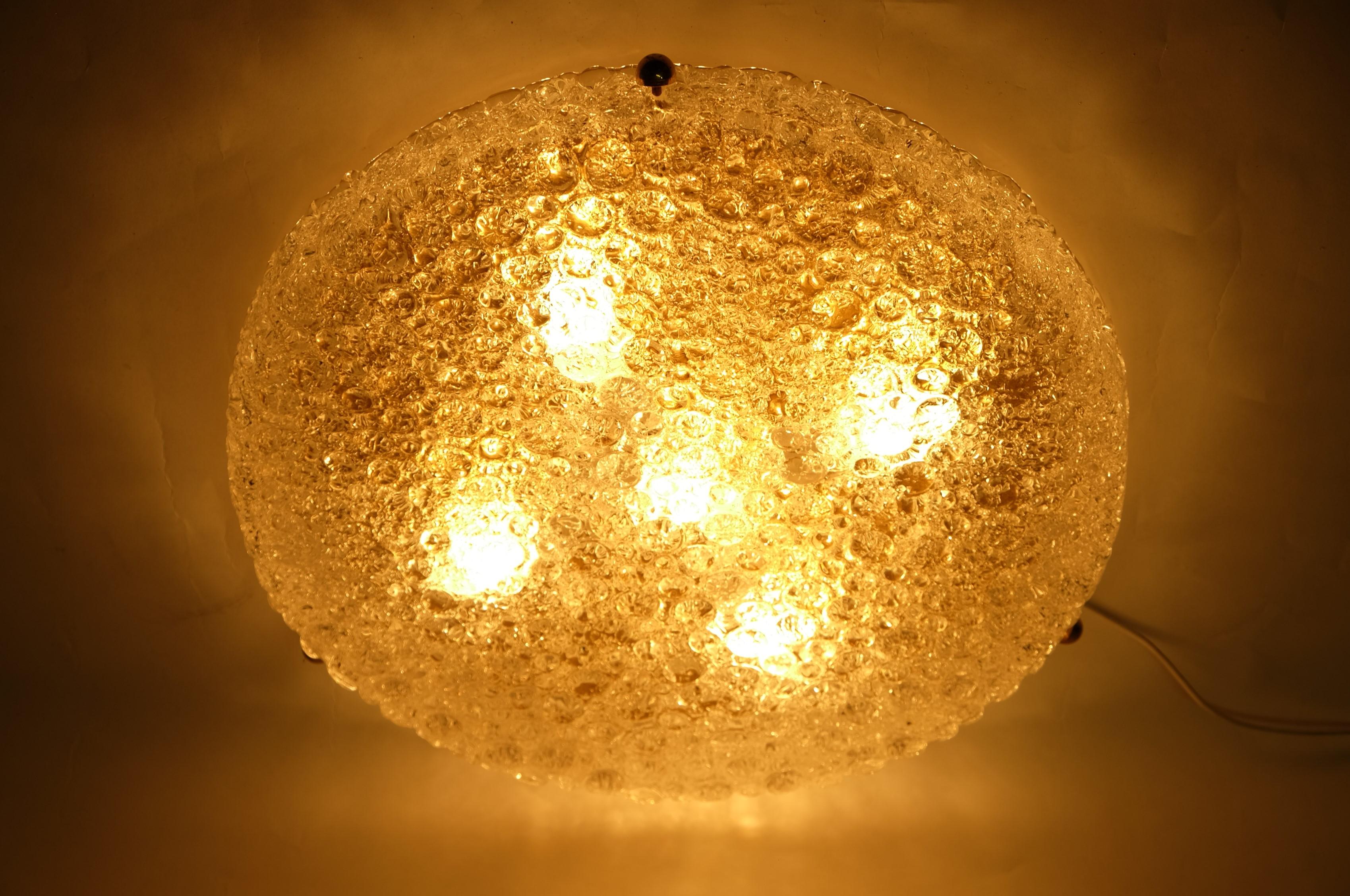 Large round textured ice glass flush mount or ceiling light made by Hillebrand Leuchten, Germany 1960s. 

The Midcentury Modern light fixture has a solid patinated brass base, five porcelain fittings for five E14 standard screw bulbs ( max. 40 watt