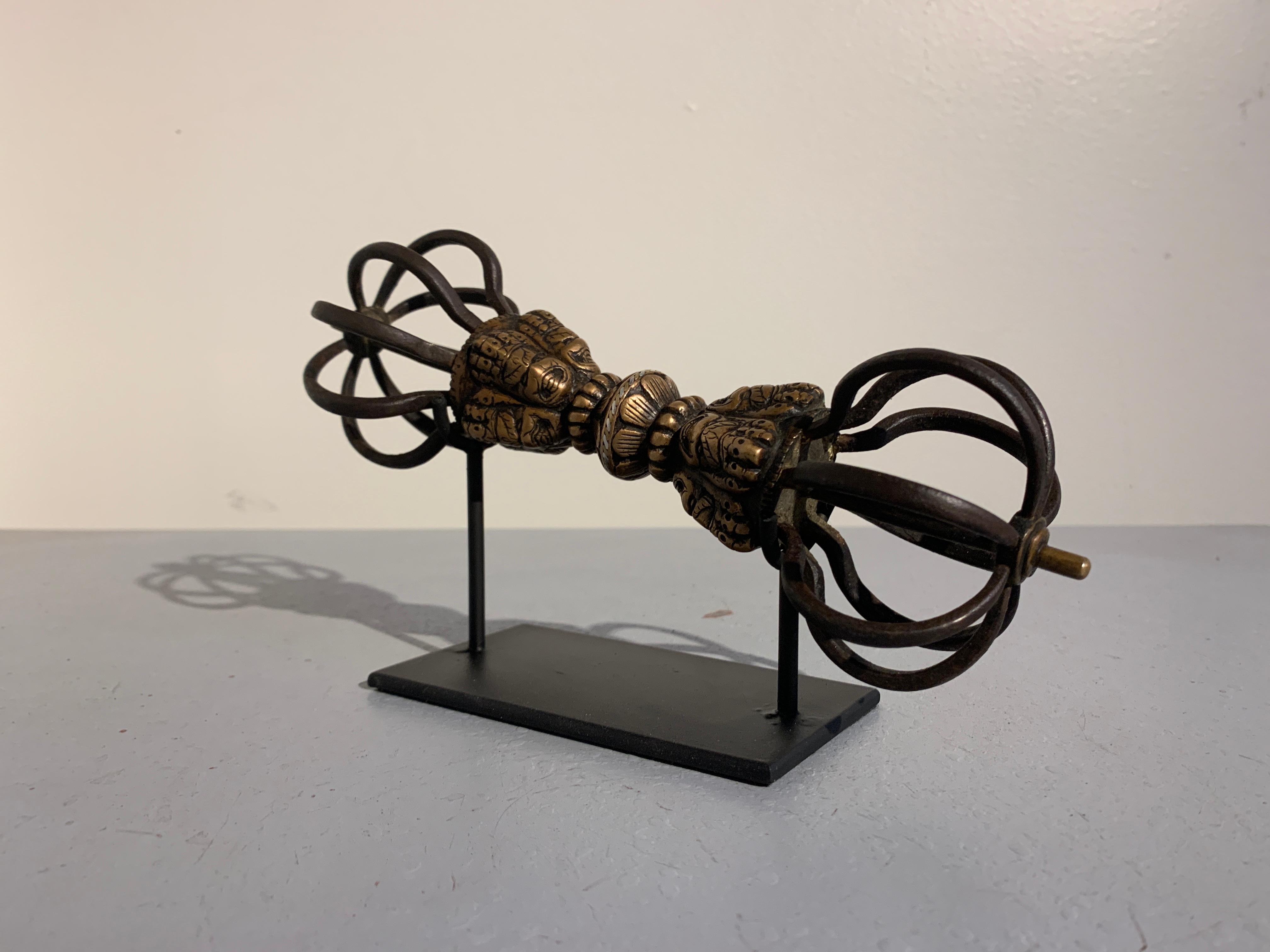 Mongolo Grande Vajra himalayano in bronzo intarsiato con volti iracondi, XV-XVI secolo in vendita