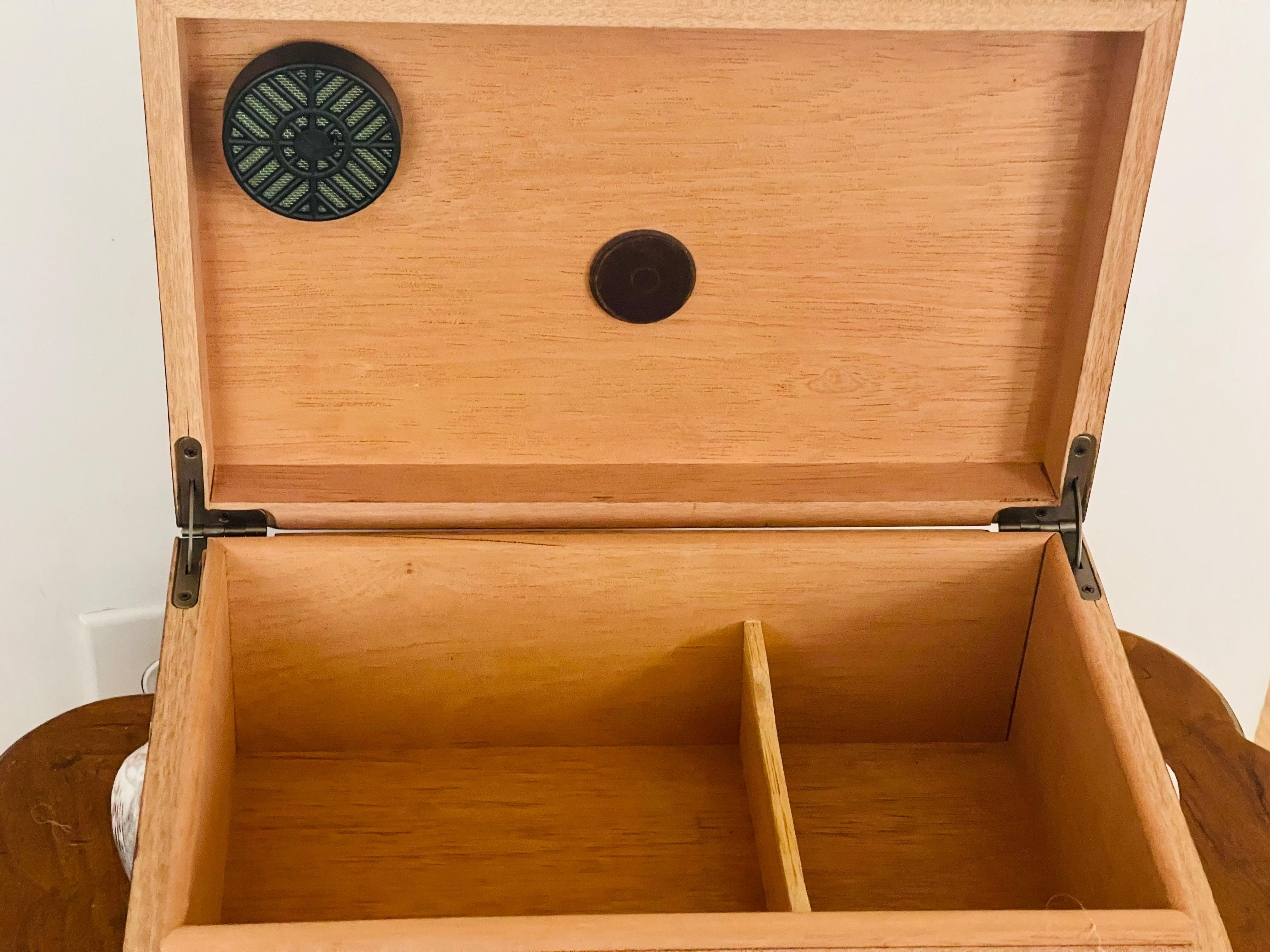 Large Himidot Box Decorated with Sez Shells Maitland Smith Style In Good Condition For Sale In Boca Raton, FL