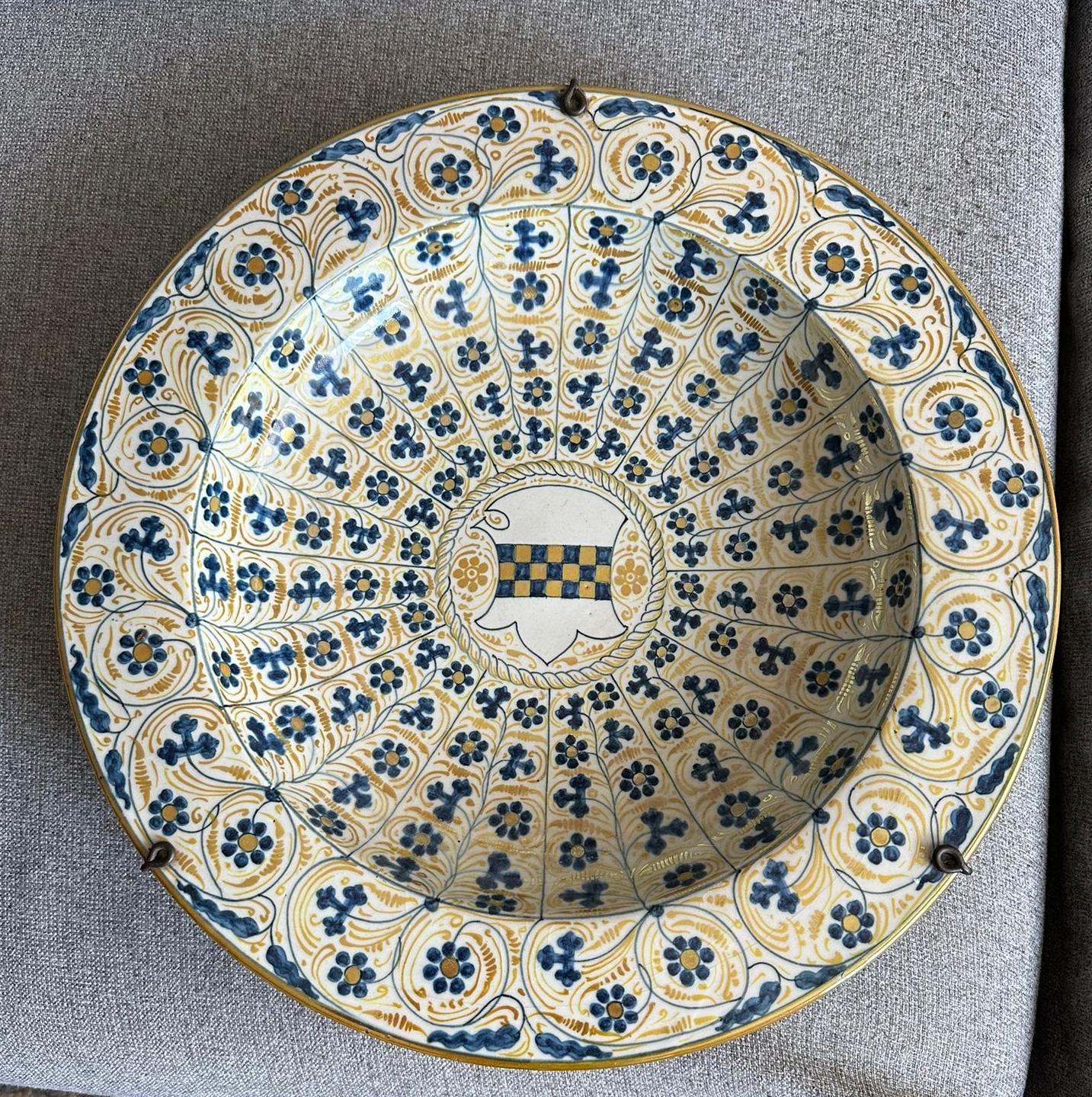 Grande piatto di terracotta ispano-moresco, XVIII secolo in vendita 7