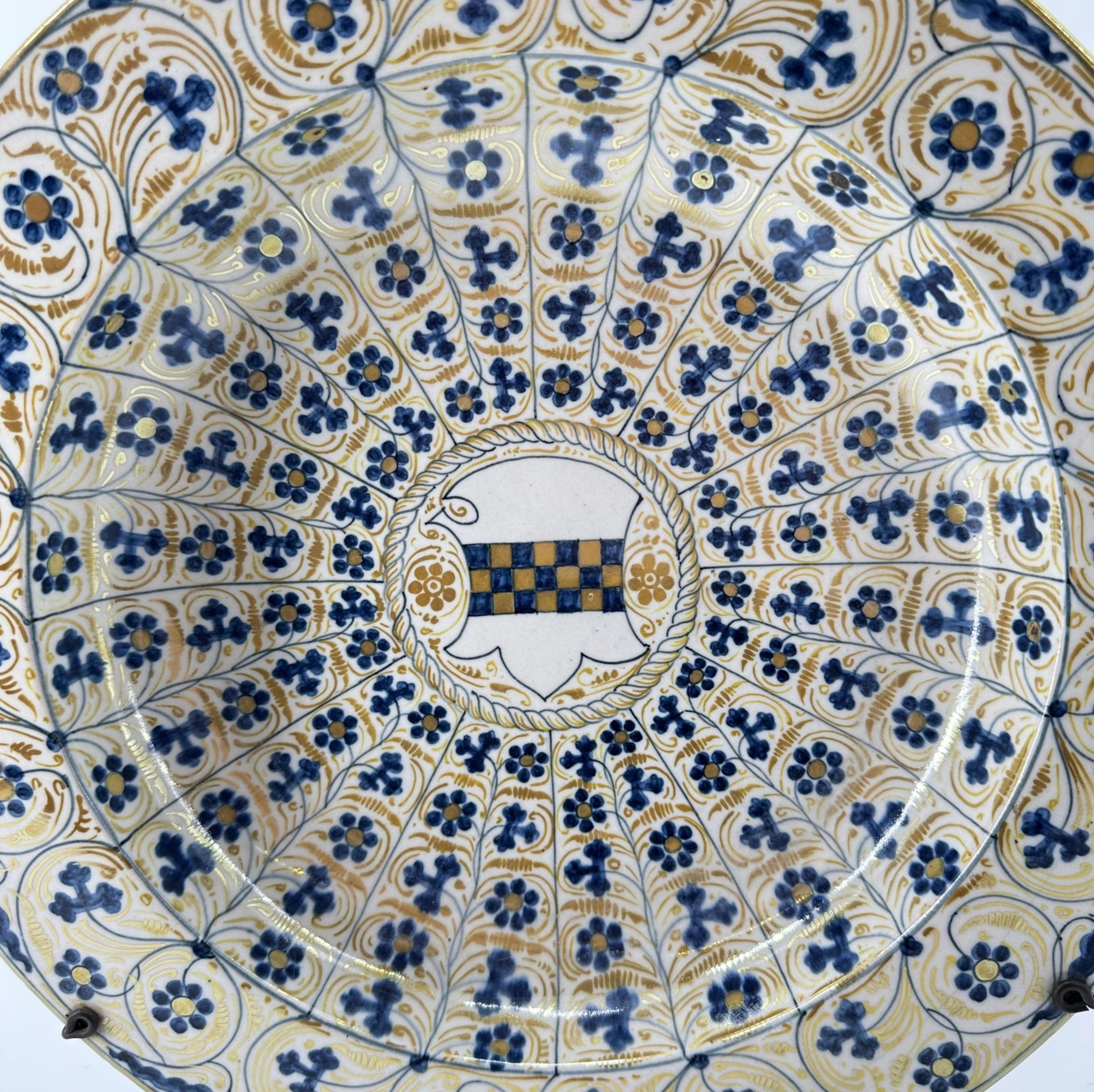 Fatto a mano Grande piatto di terracotta ispano-moresco, XVIII secolo in vendita