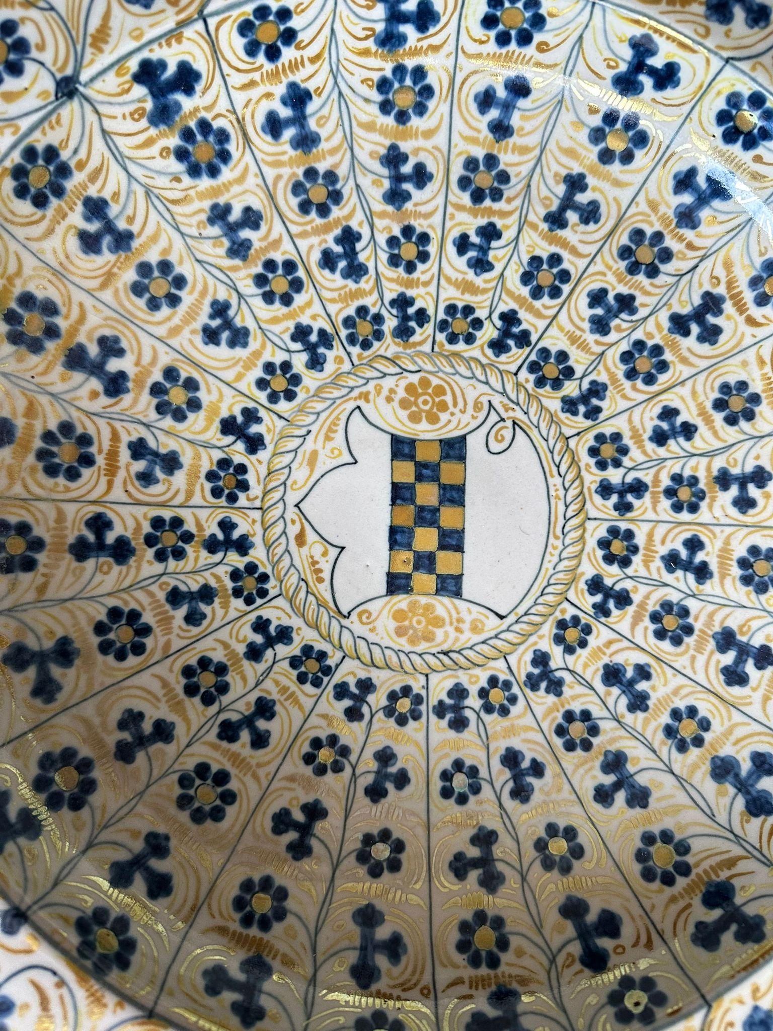 Fino al XVIII secolo Grande piatto di terracotta ispano-moresco, XVIII secolo in vendita
