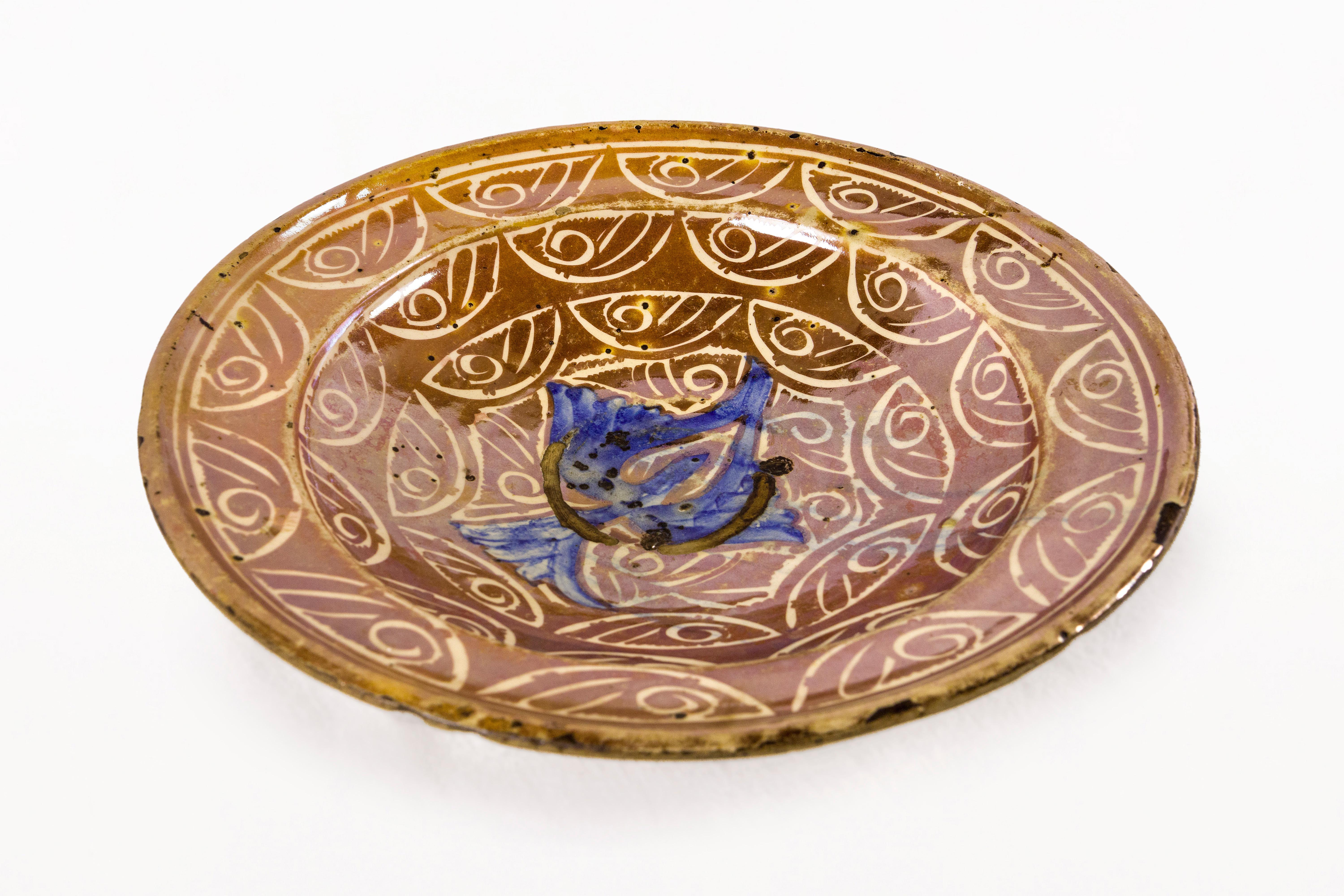 DESCRIPTION: Large Hispano-Moresque Blue & Copper Lustre Bowl, XVII Century, Spain.  
Round earthenware dish with metallic reflected decoration of leaves with a central blue floral motif.
From the Spanish town of Manise, Valencia.
Chips and flakes