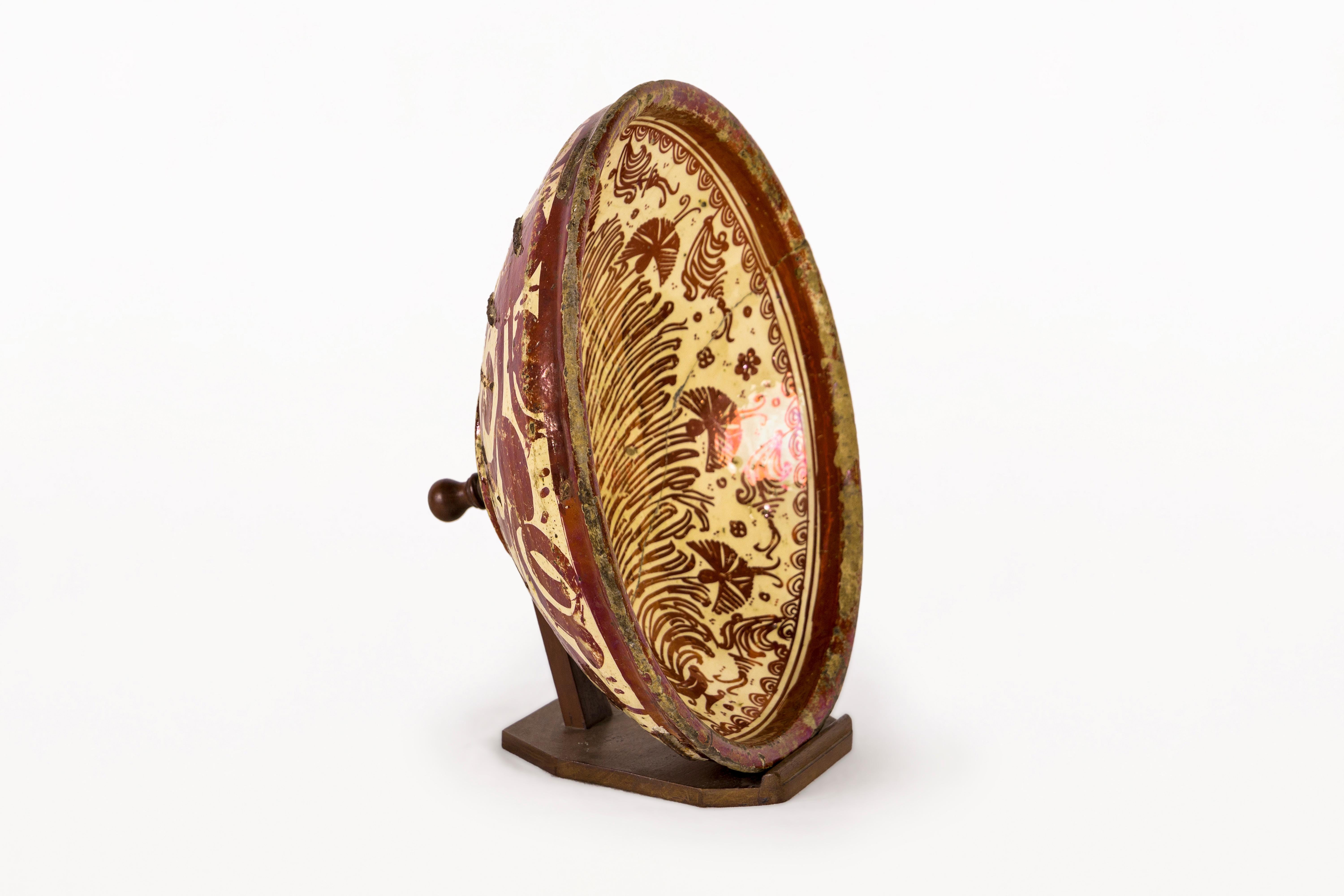 DESCRIPTION: Large Hispano-Moresque Copper Lustre Bowl, XVII Century, Spain.  
Round earthenware dish with metallic reflected decoration of a palm and flowers and with a filleted border.
From the Spanish town of Manise, Valencia.
Chips and flakes in