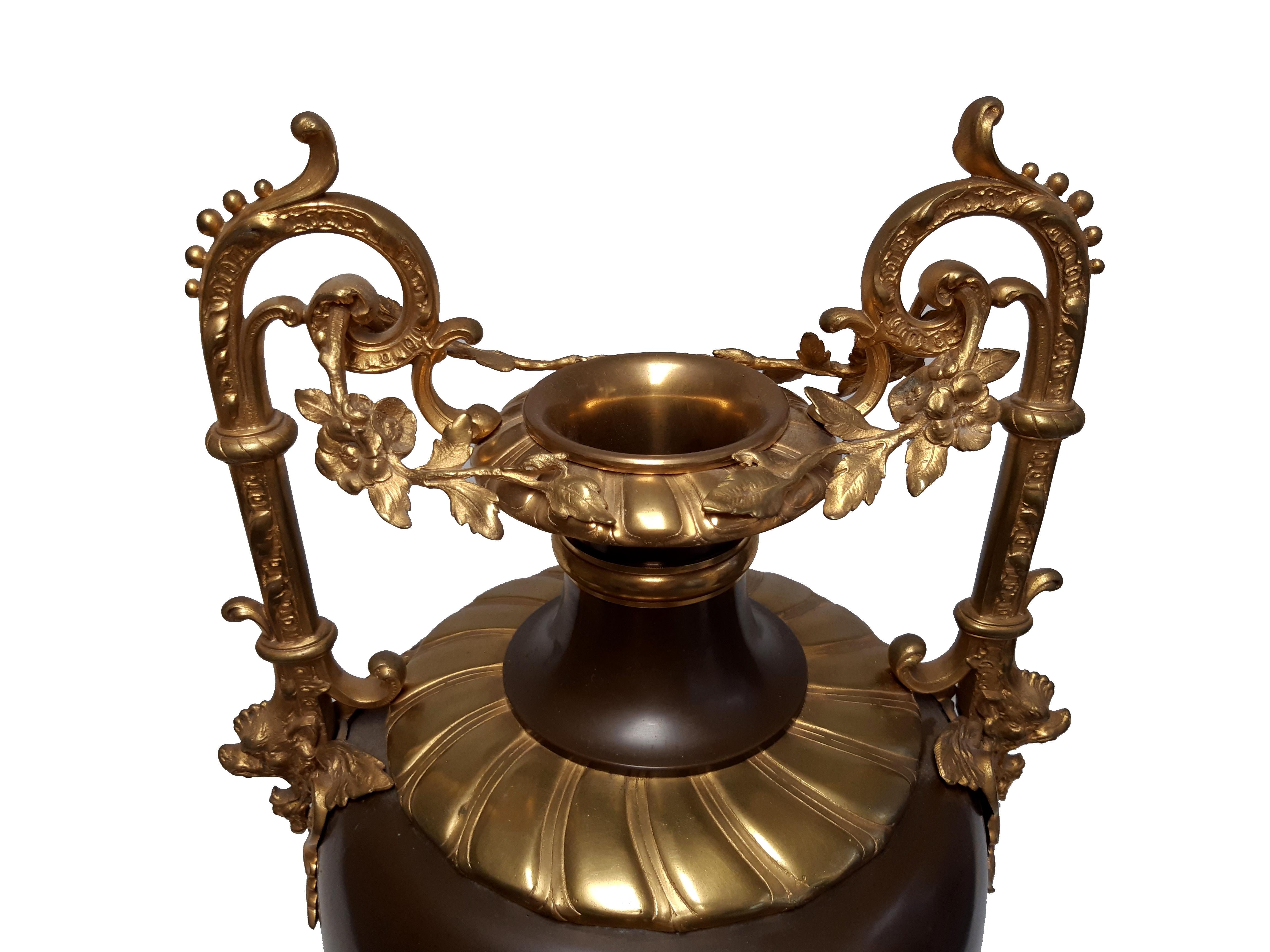 Seltene große Prunkvase in Kupfer und vergoldeter Bronze, wohl um 1870, möglicherweise Frankreich oder Russland.

Auf der versilberten Kupferguss-Kartusche Darstellung einer mit Gewand bekleideten Frau, eine mit Blumenkorb tragend, von unten von