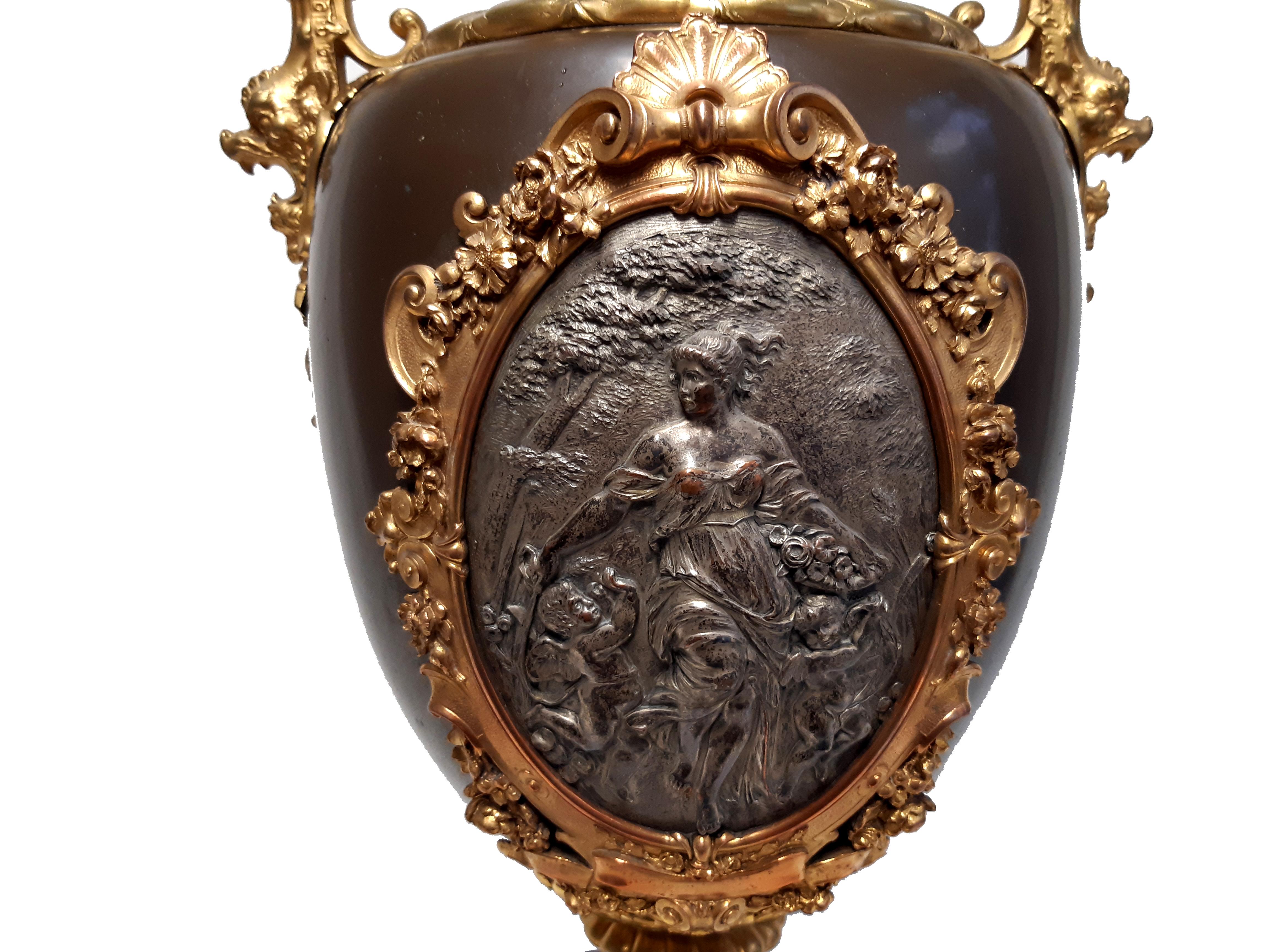 French Große Historismus-Prunkvase aus Kupfer und Bronze For Sale