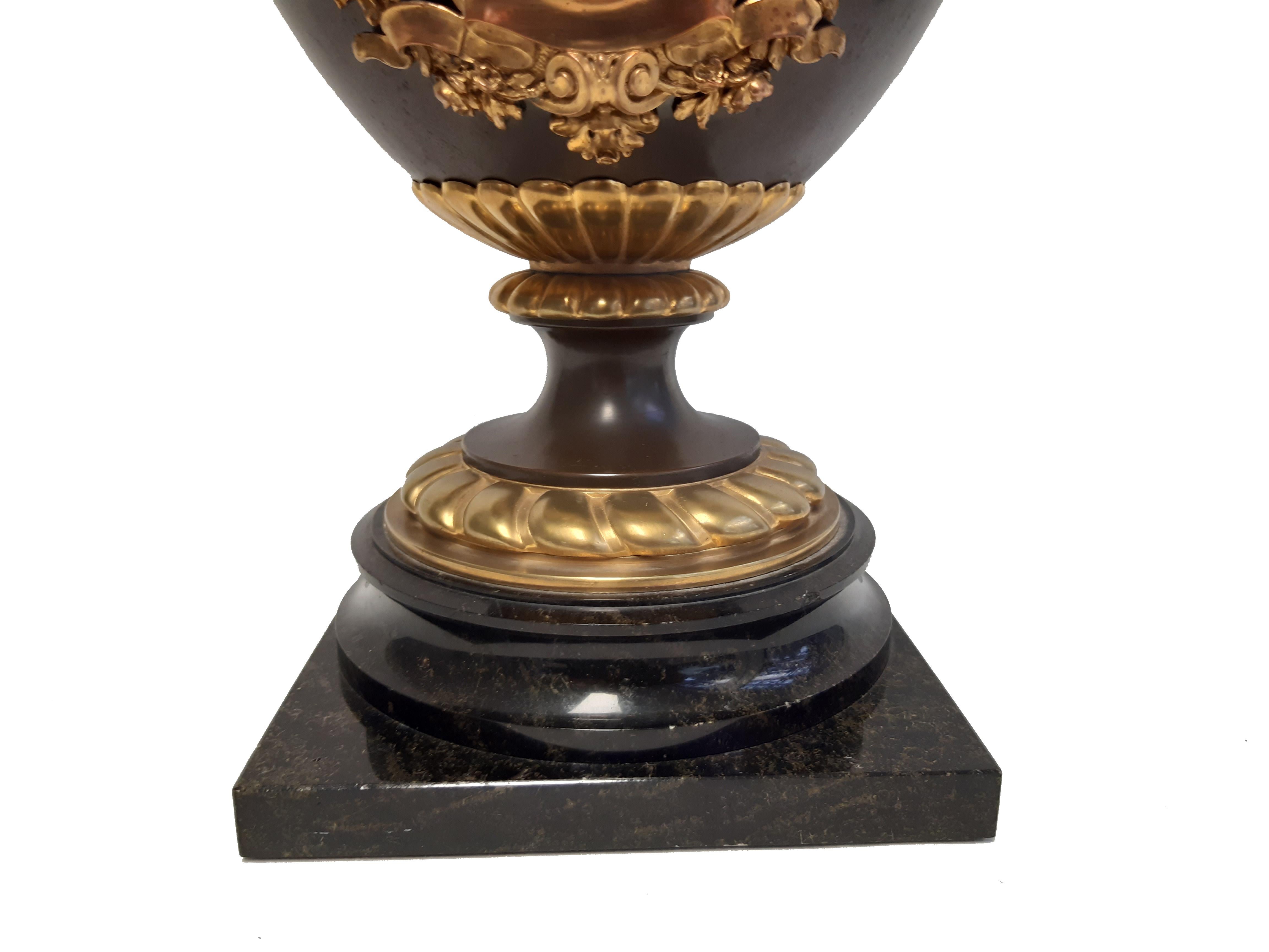 Appliqué Große Historismus-Prunkvase aus Kupfer und Bronze For Sale