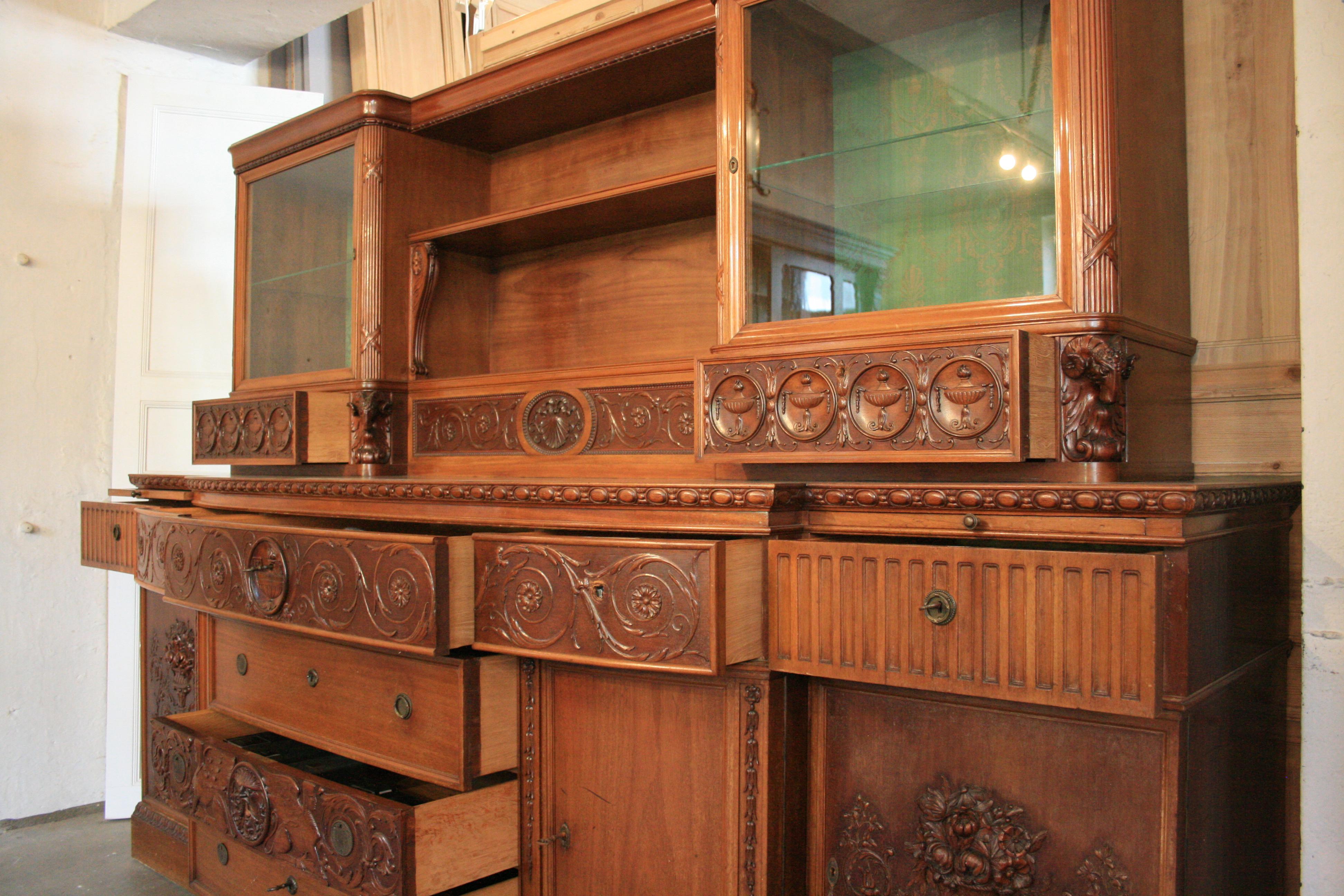 Large Historicism Style Pomp Buffet, Nutwood, Germany, circa 1920 In Good Condition In Dusseldorf, DE