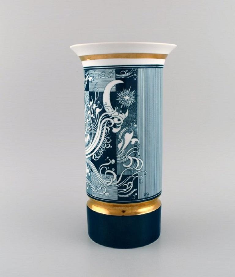 Large Hollóháza porcelain vase. Art Deco motifs and gold border. 
Mid-20th century.
Measures: 30 x 16 cm.
In excellent condition.
Stamped.