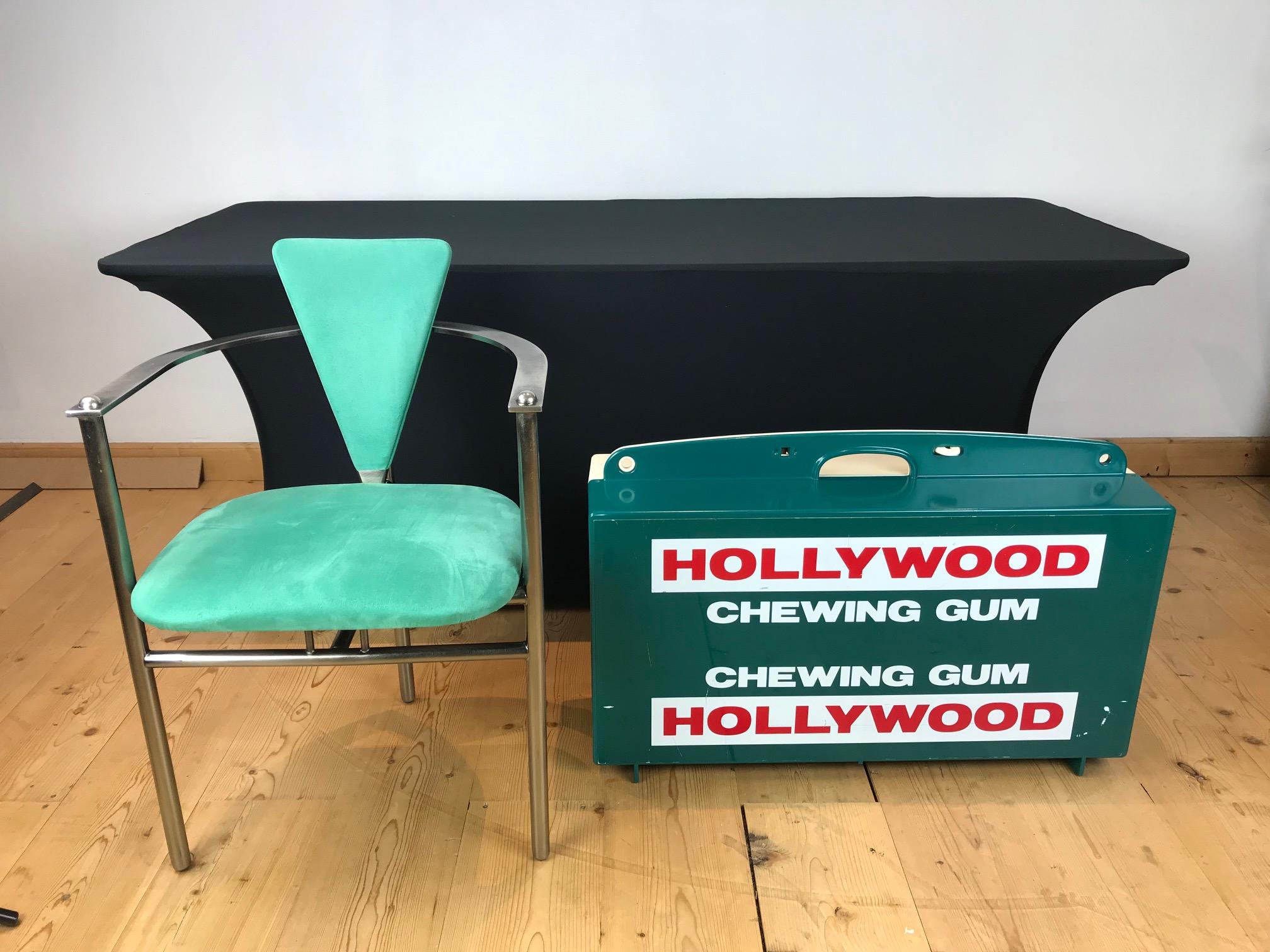 Vintage original Hollywood Chewing Gum display suitcase - Advertising display.
This Large suitcase for the French brand of Hollywood Chewing Gum, since 1958, is made of thick hard plastic. You can open this heavy trunk ( 27,11 lbs or 12,3 kg ) and