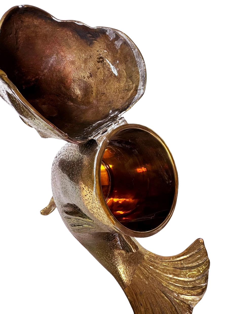 Mid-Century Modern Grand récipient à bouteilles ou porte-bouteilles sculpté d'un poisson koï en laiton Hollywood Regency en vente