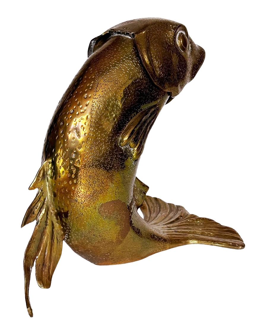 italien Grand récipient à bouteilles ou porte-bouteilles sculpté d'un poisson koï en laiton Hollywood Regency en vente