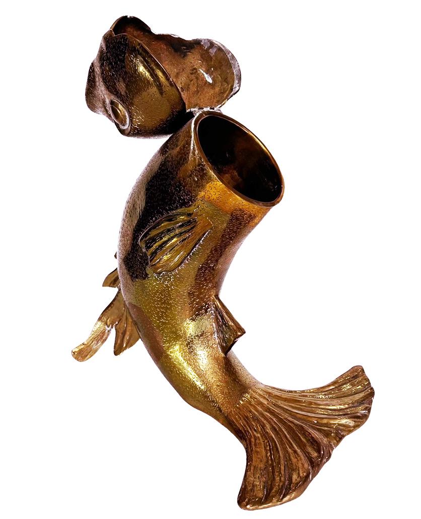 Laiton Grand récipient à bouteilles ou porte-bouteilles sculpté d'un poisson koï en laiton Hollywood Regency en vente