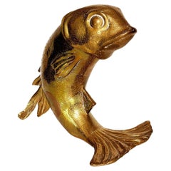 Scultura di pesce Koi in ottone Hollywood Regency di grandi dimensioni per il refrigeratore di bottiglie o il supporto per il vino