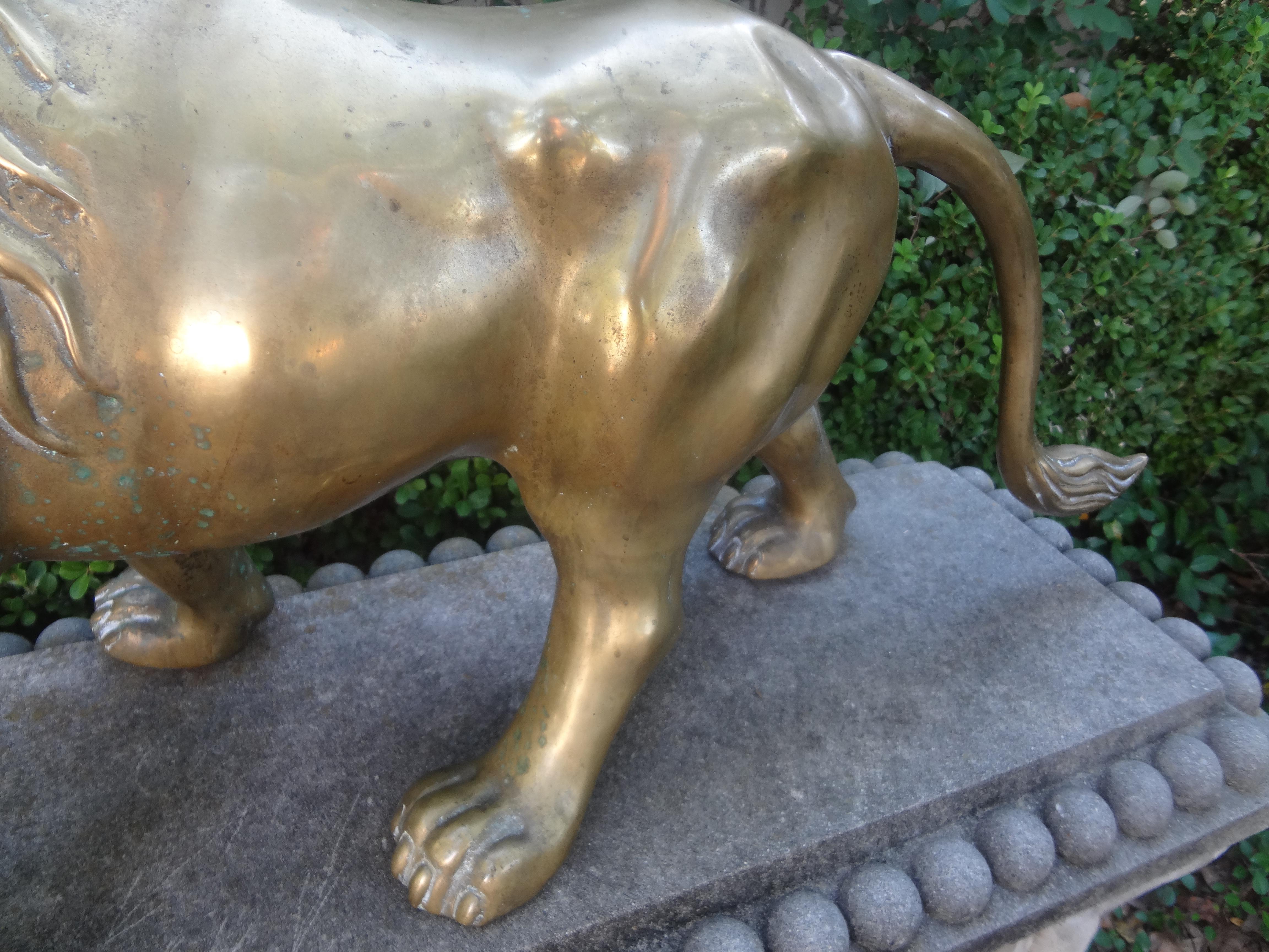 Grande sculpture de lion en laiton Hollywood Regency en vente 4