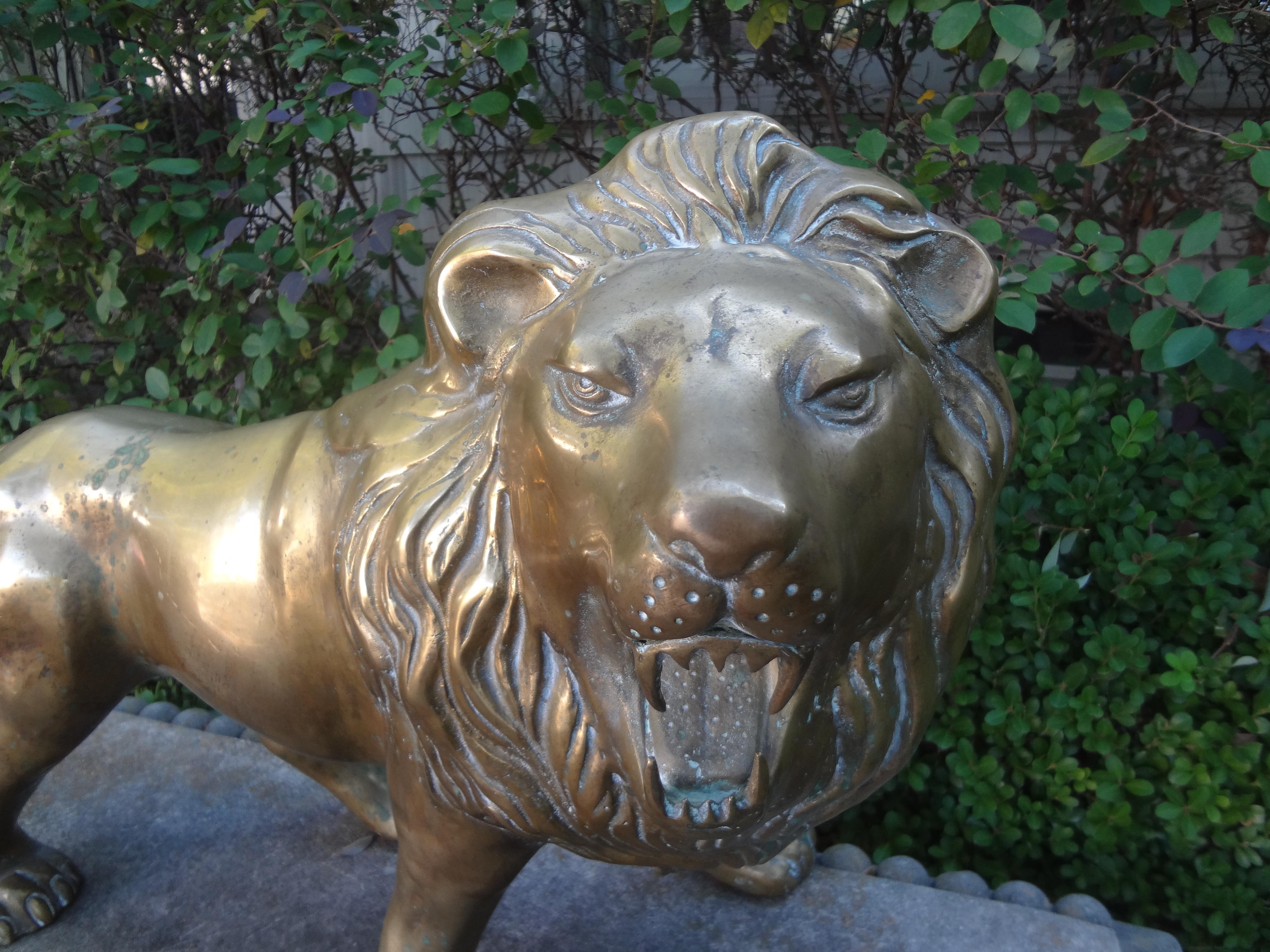 Sconosciuto Grande scultura di leone in ottone Hollywood Regency in vendita
