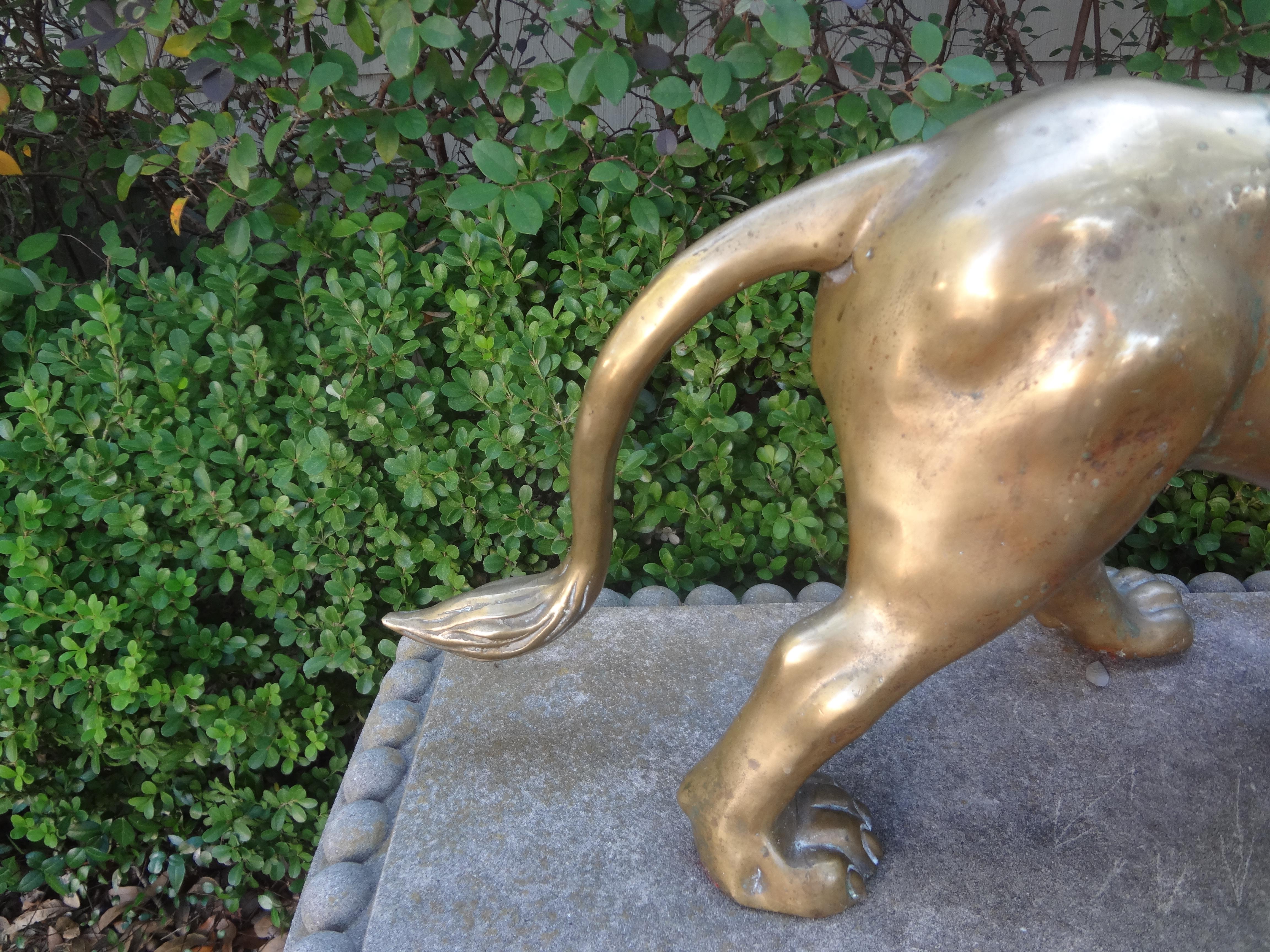 Grande sculpture de lion en laiton Hollywood Regency Bon état - En vente à Houston, TX