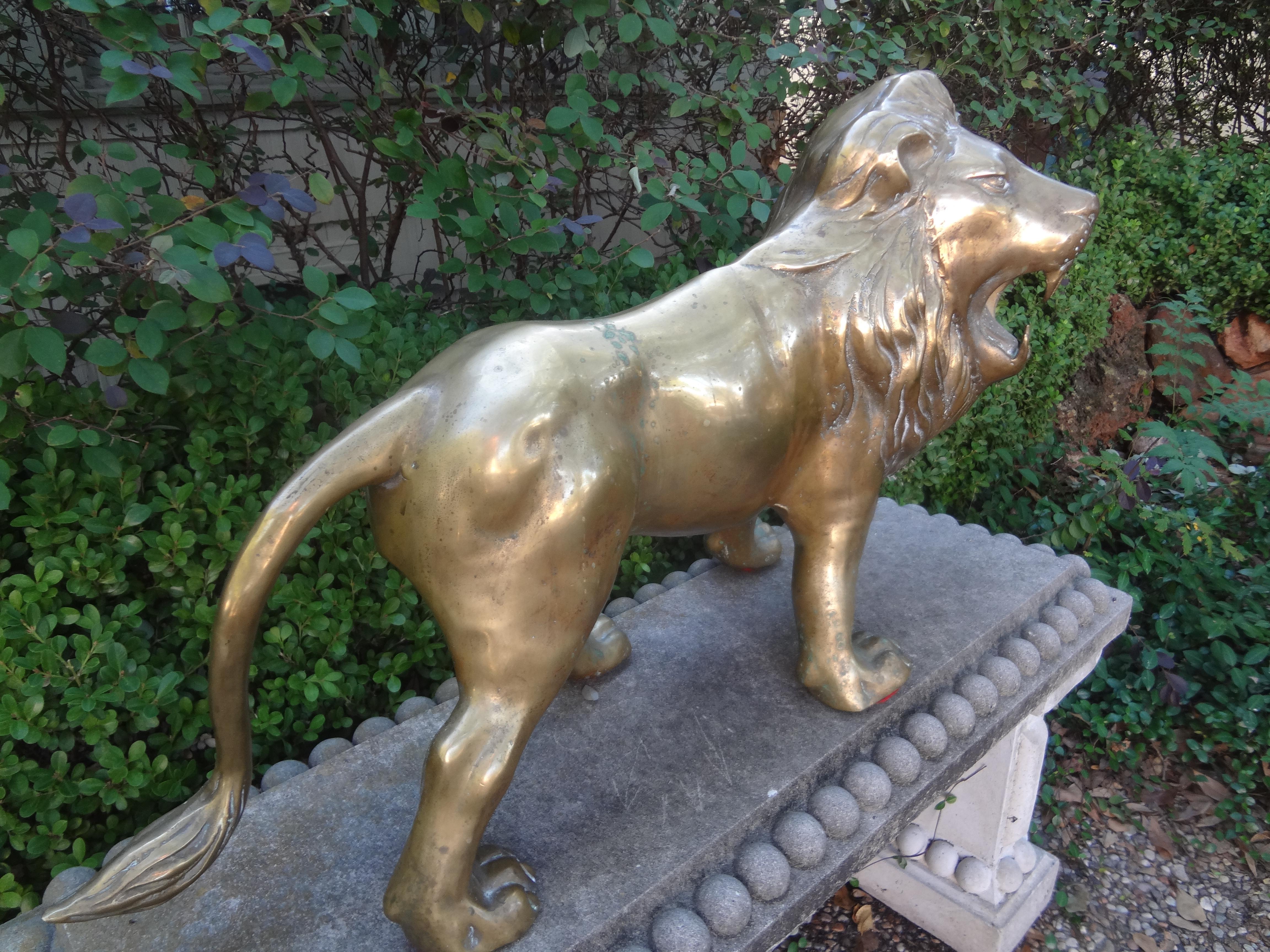 Milieu du XXe siècle Grande sculpture de lion en laiton Hollywood Regency en vente