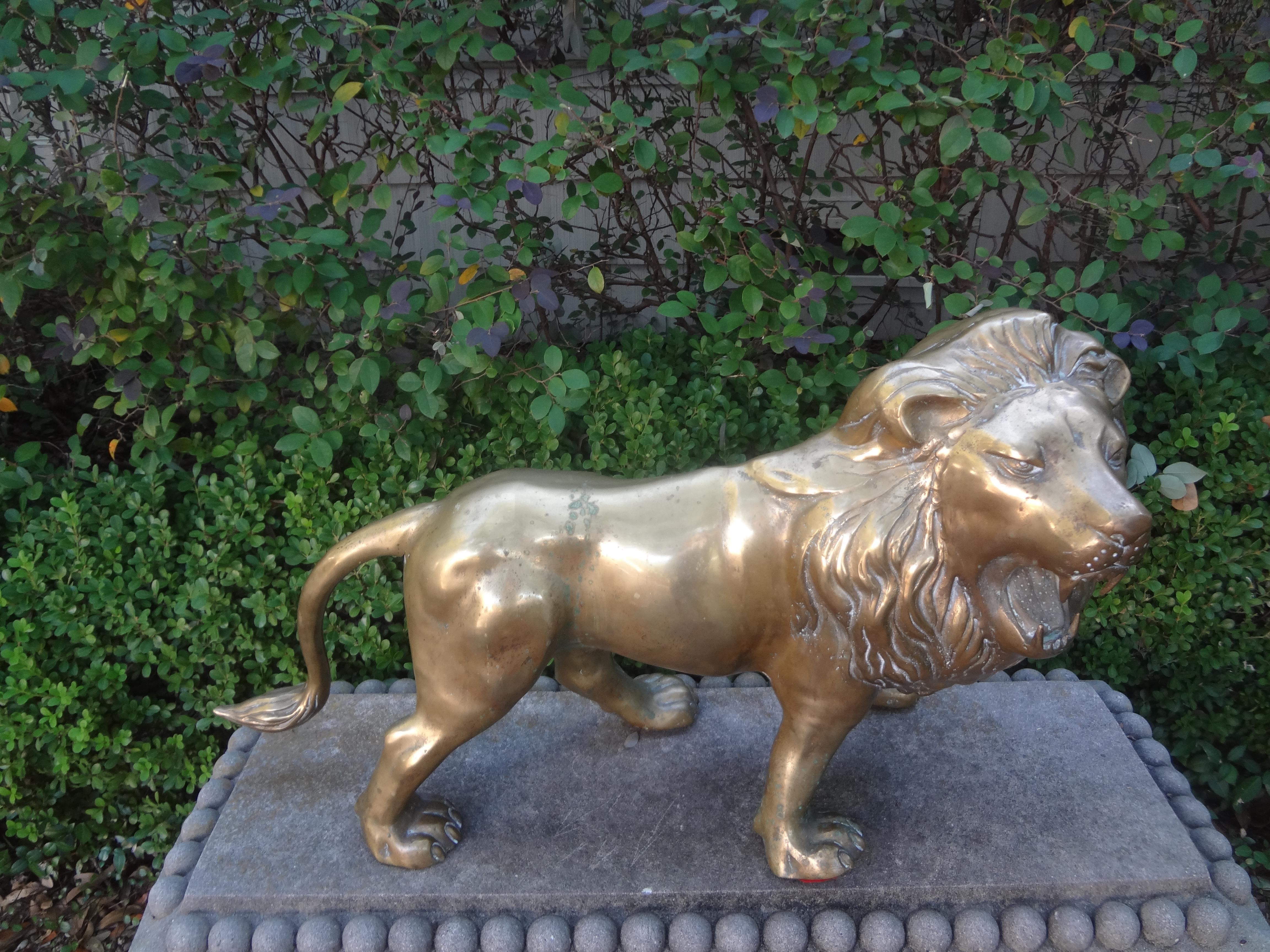 Laiton Grande sculpture de lion en laiton Hollywood Regency en vente