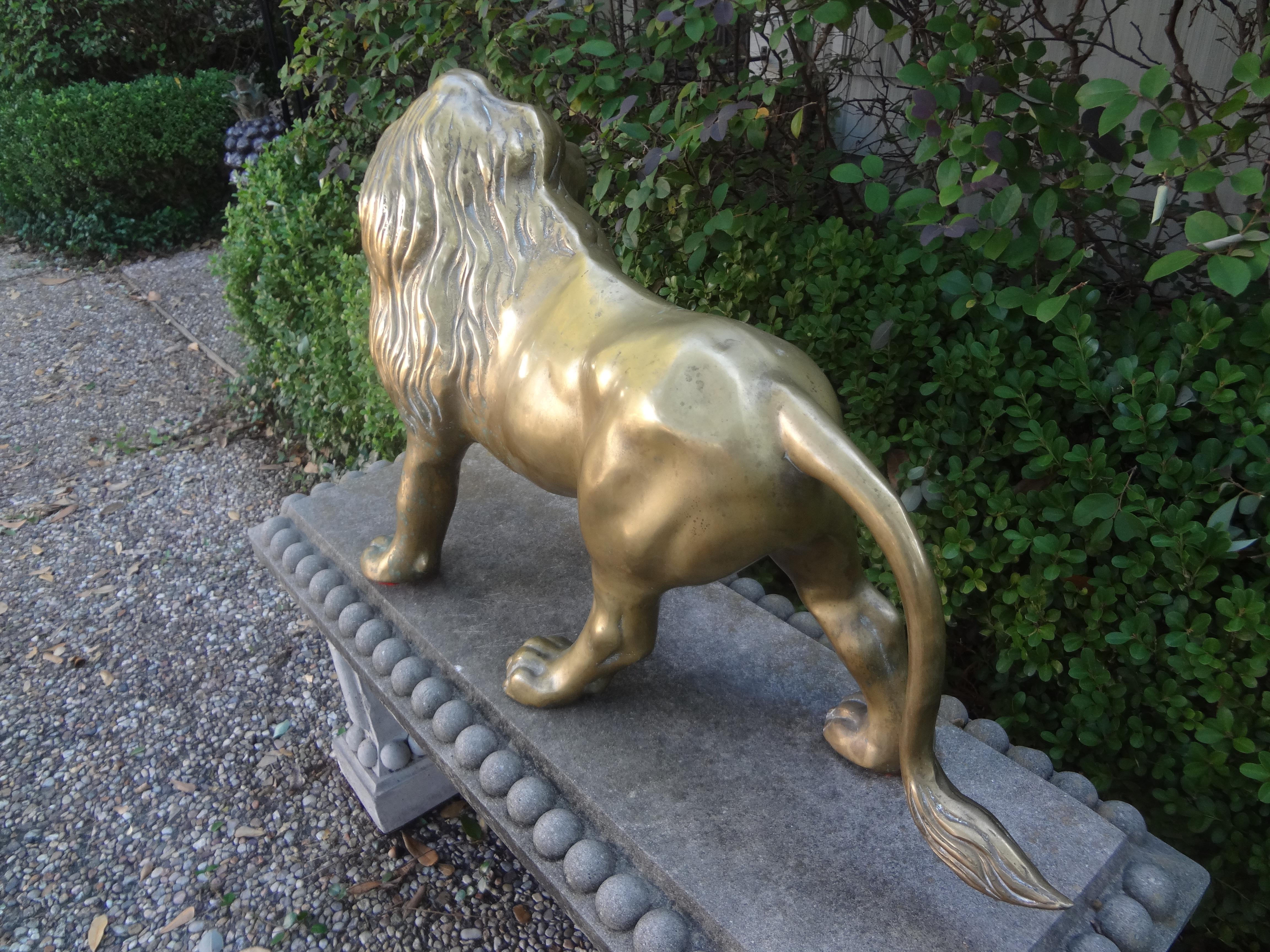 Grande sculpture de lion en laiton Hollywood Regency en vente 3