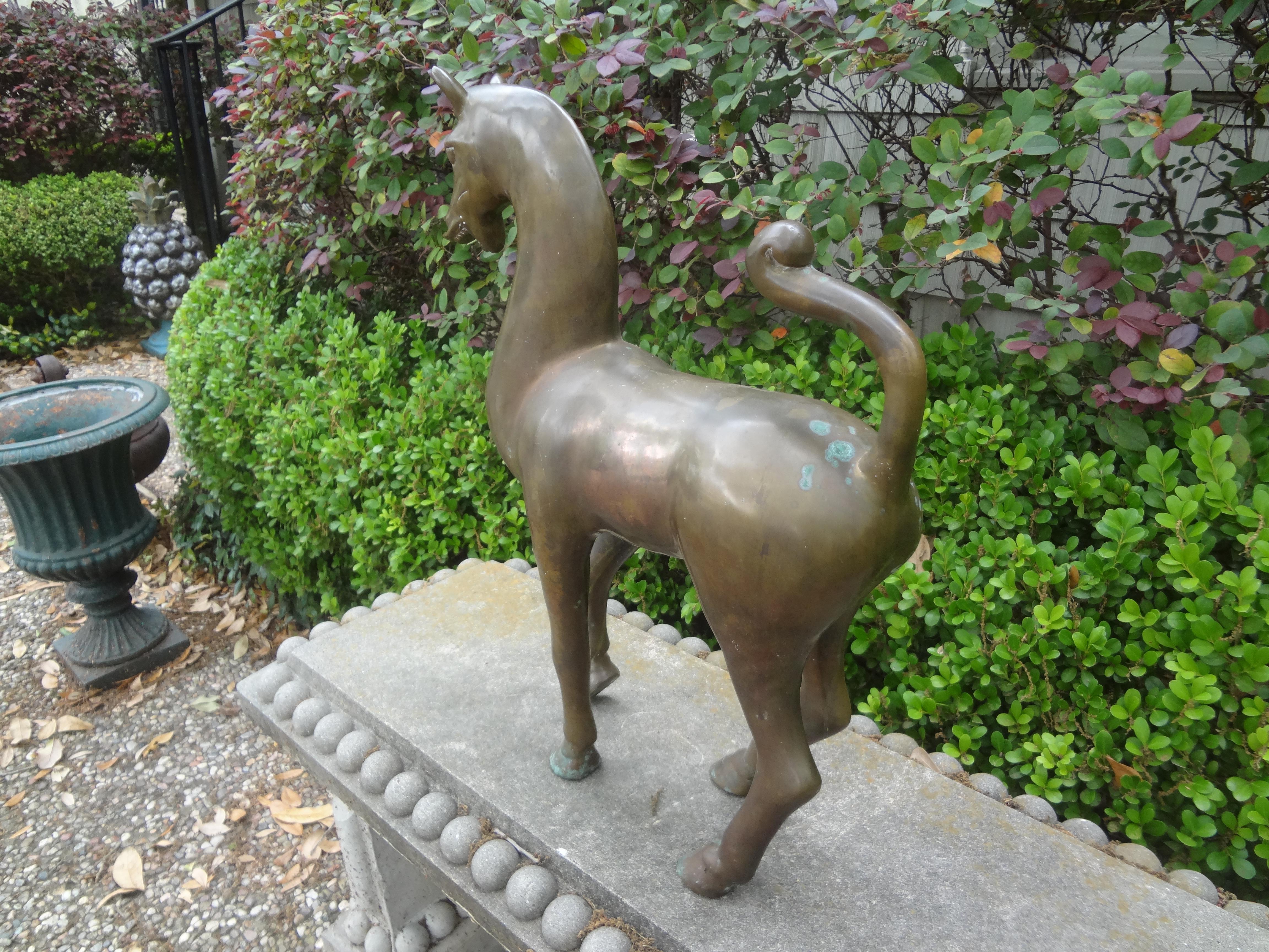 Große Hollywood-Regency-Skulptur eines Tang-Pferdes aus Messing (Ende des 20. Jahrhunderts) im Angebot
