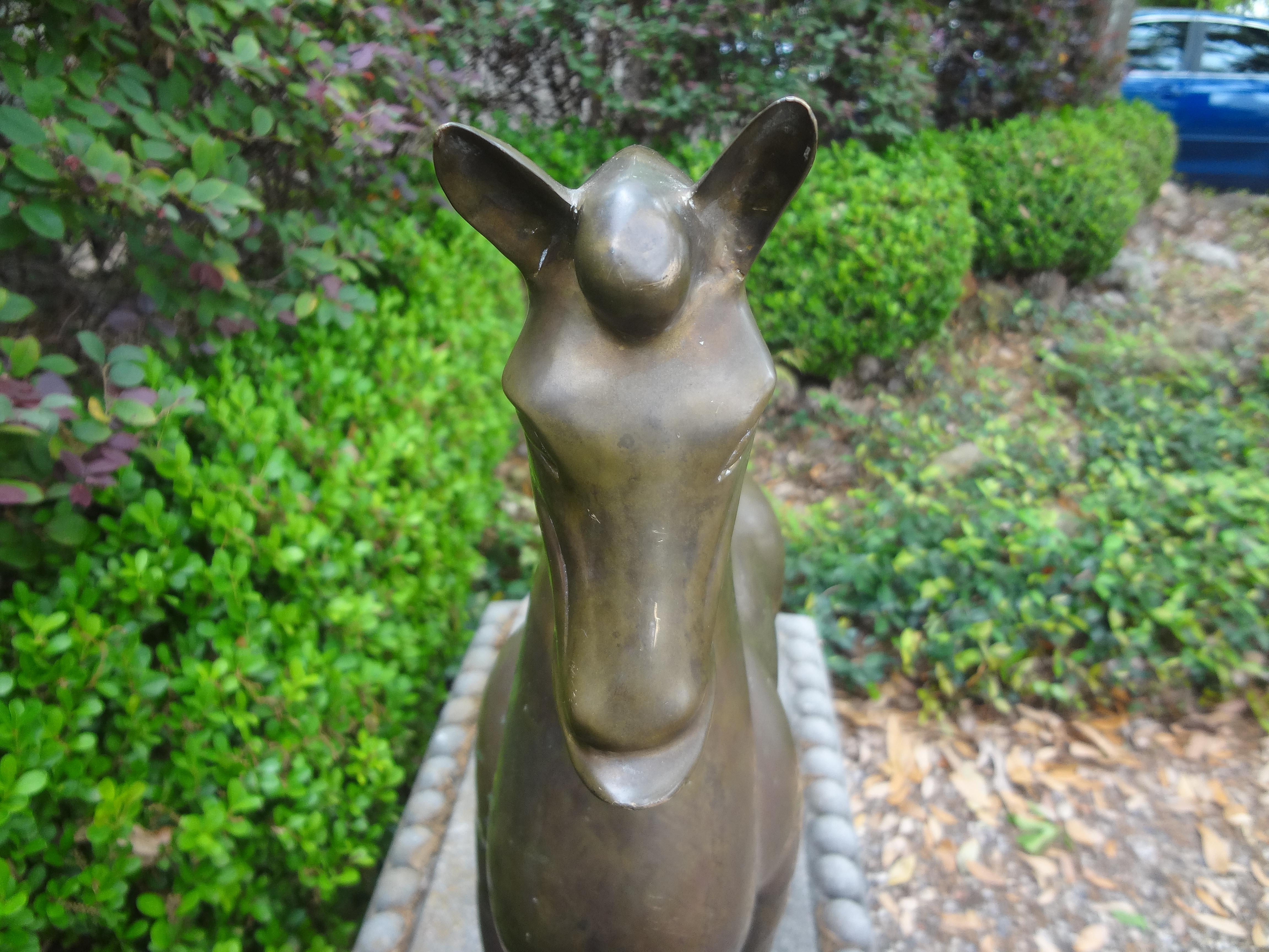 Große Hollywood-Regency-Skulptur eines Tang-Pferdes aus Messing im Angebot 1