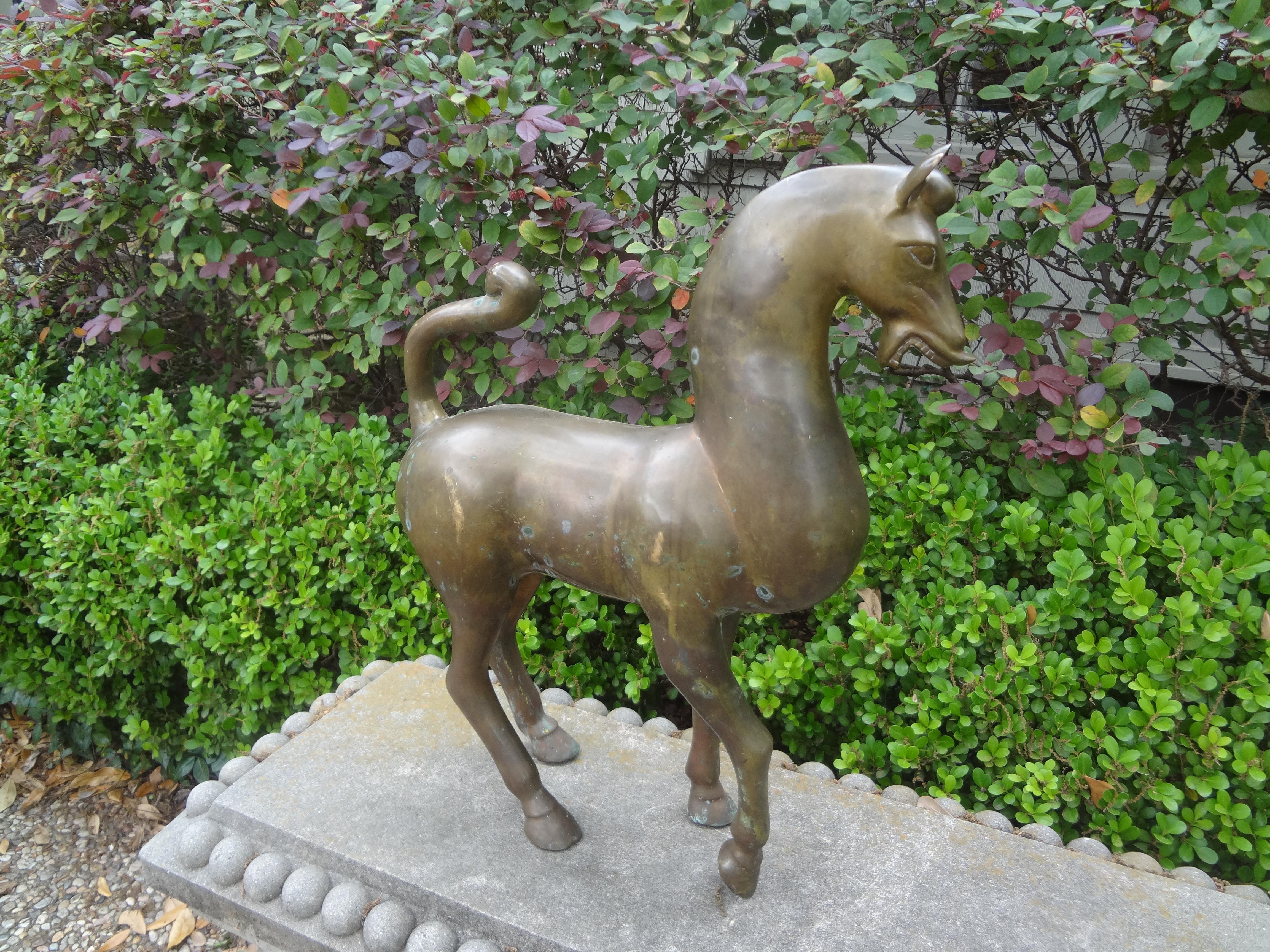Große Hollywood-Regency-Skulptur eines Tang-Pferdes aus Messing im Angebot 4