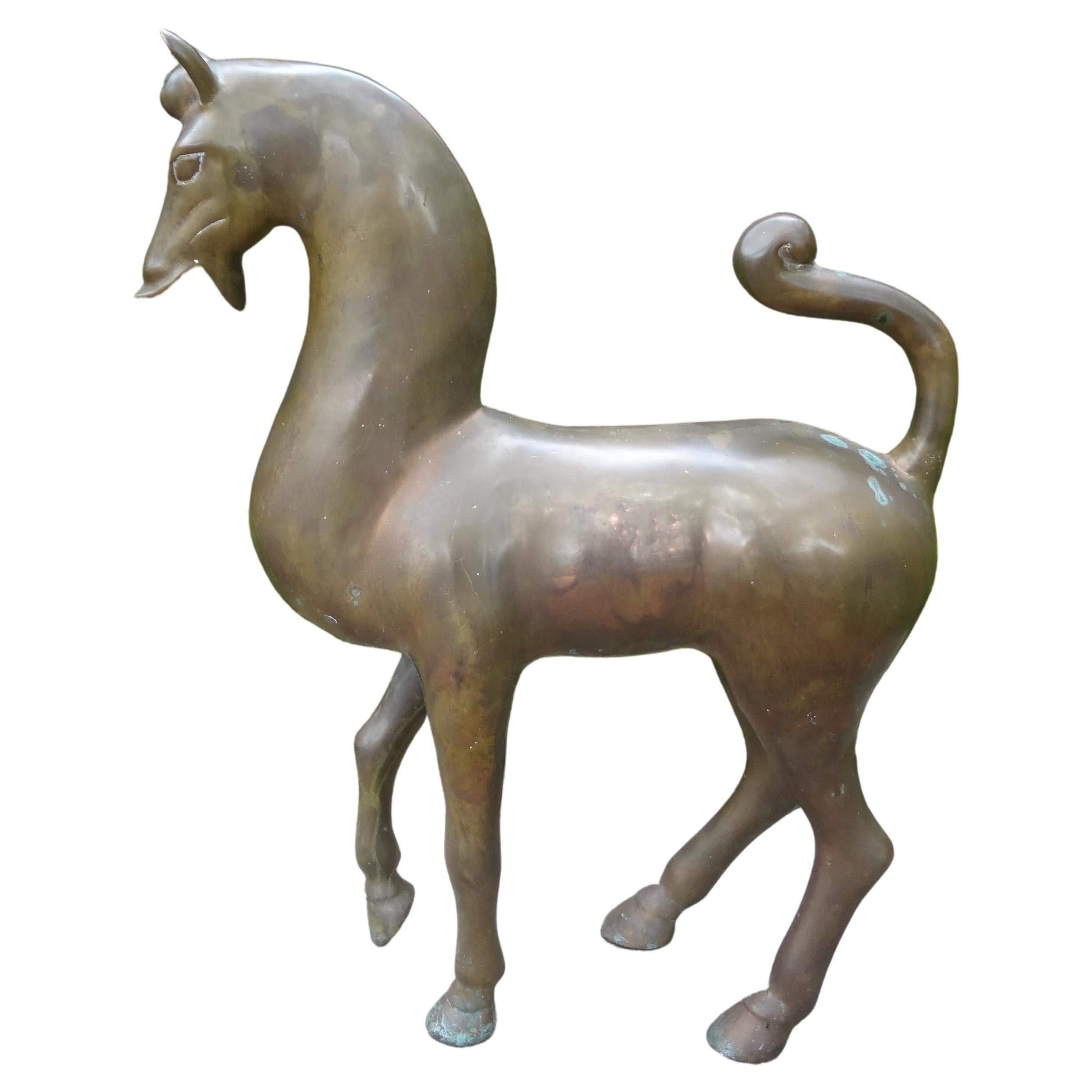 Große Hollywood-Regency-Skulptur eines Tang-Pferdes aus Messing im Angebot