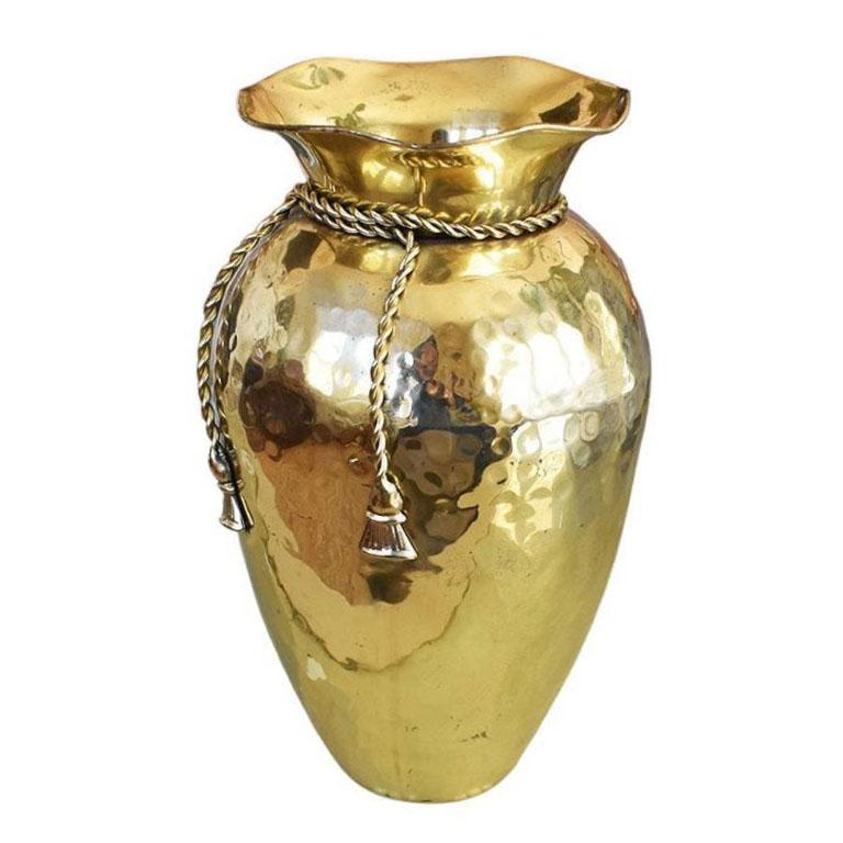 Indien Grand vase en laiton Hollywood Regency en forme de trompe-l'œil avec ruban en vente