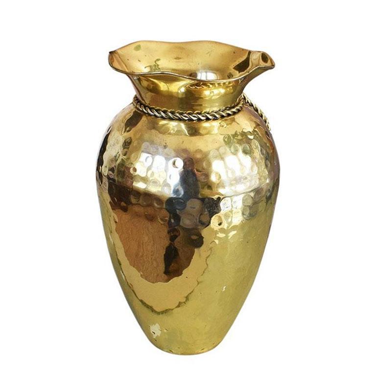 Grand vase en laiton Hollywood Regency en forme de trompe-l'œil avec ruban Bon état - En vente à Oklahoma City, OK