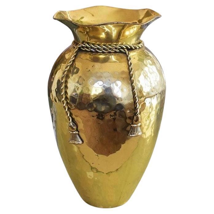 Grand vase en laiton Hollywood Regency en forme de trompe-l'œil avec ruban