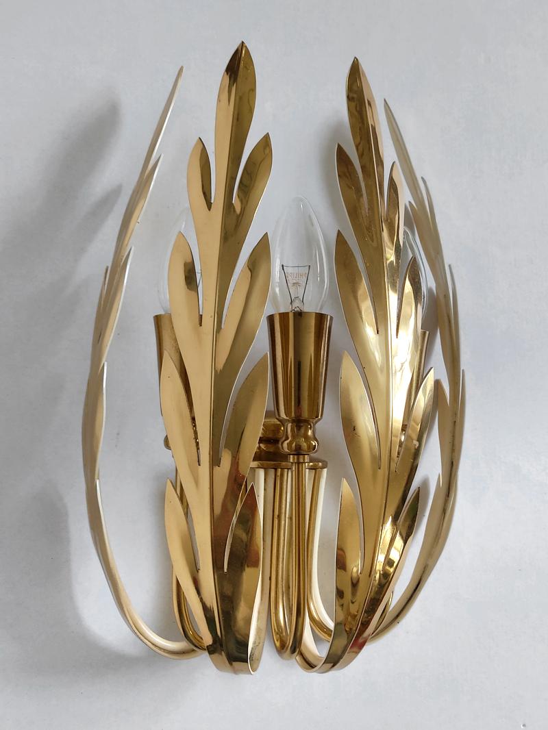 One of... Large Hollywood Regency German Vintage Brass Leaves Wall Light Sconce In Good Condition For Sale In Berlin, DE