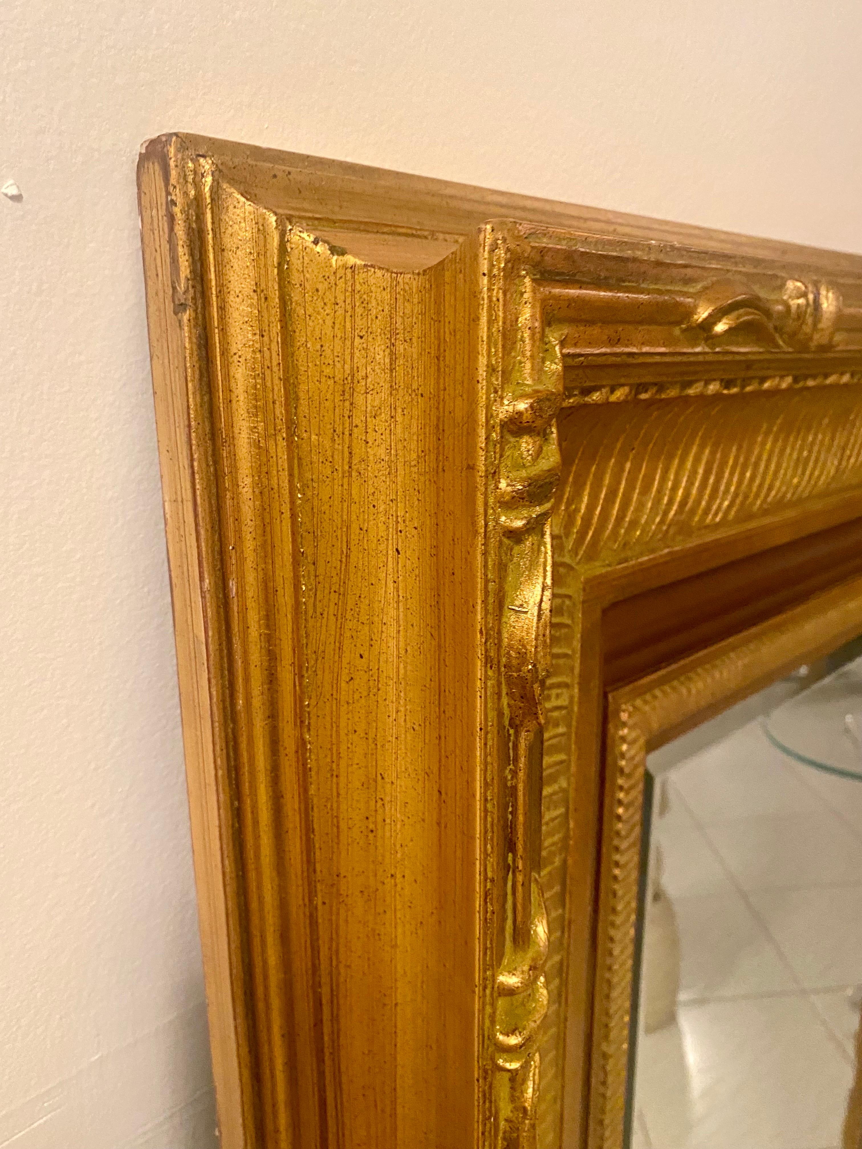 Großer Hollywood-Regency-Spiegel aus vergoldetem Holz im Angebot 4