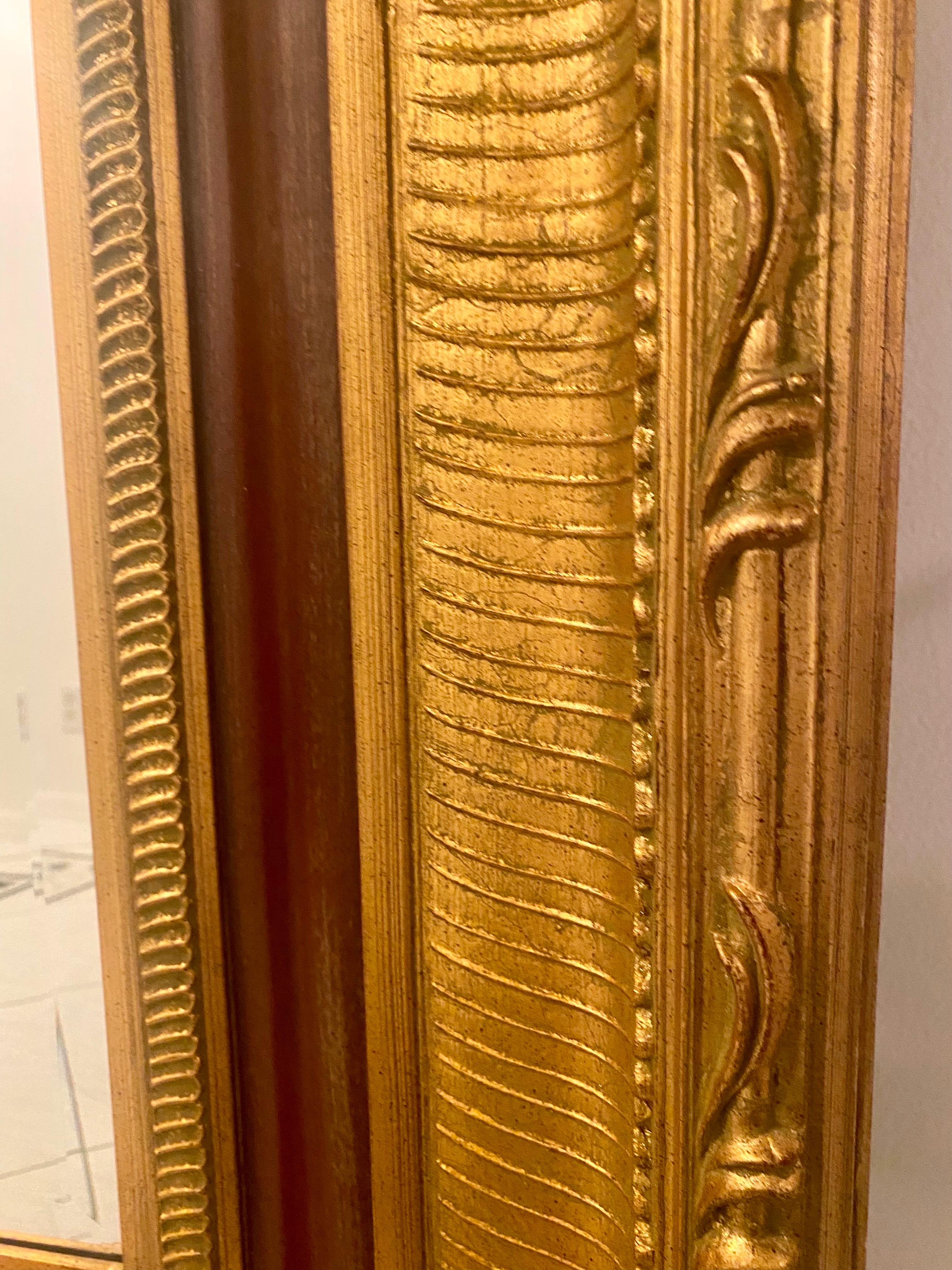 Großer Hollywood-Regency-Spiegel aus vergoldetem Holz (Vergoldetes Holz) im Angebot