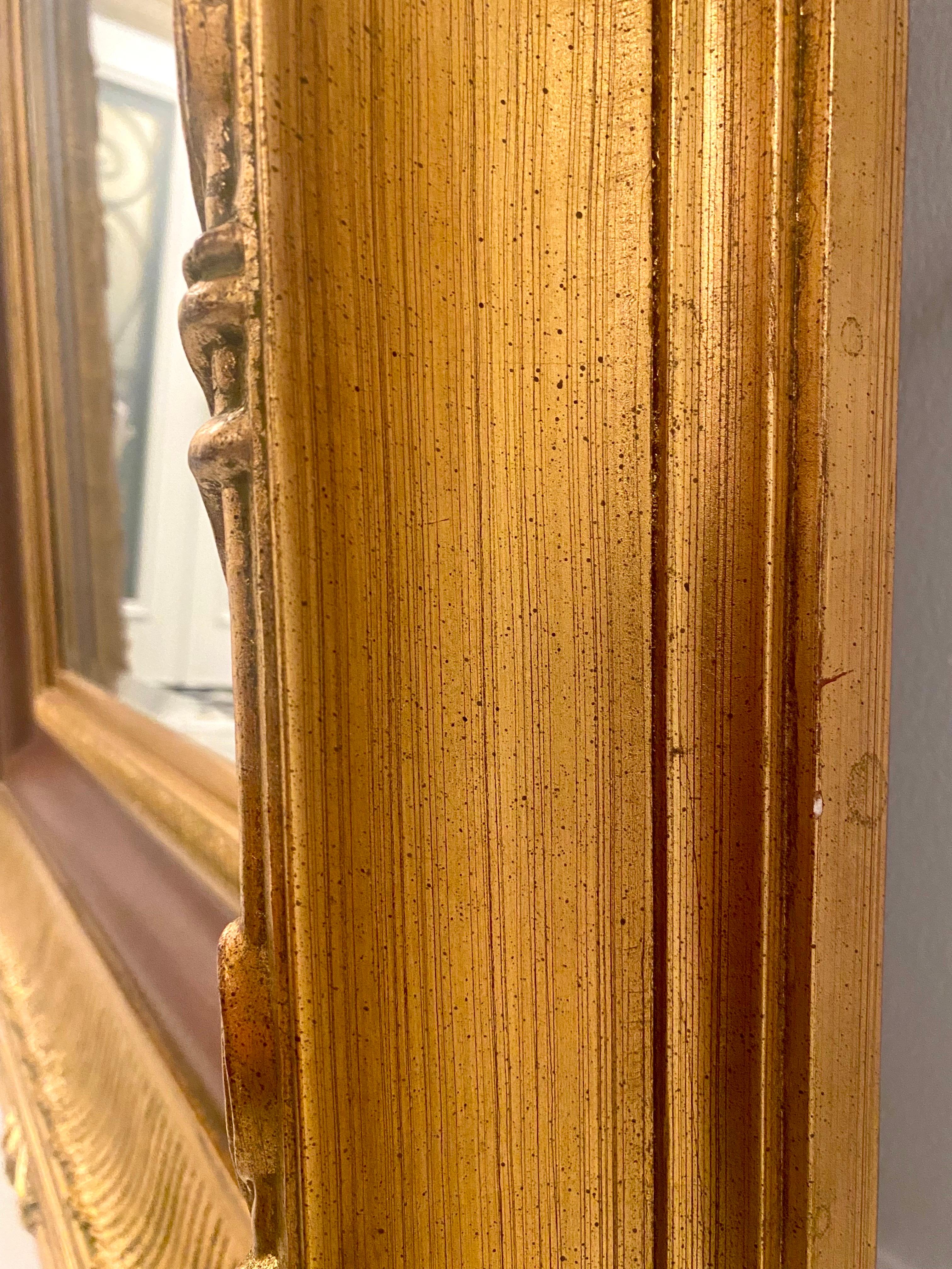 Großer Hollywood-Regency-Spiegel aus vergoldetem Holz im Angebot 2