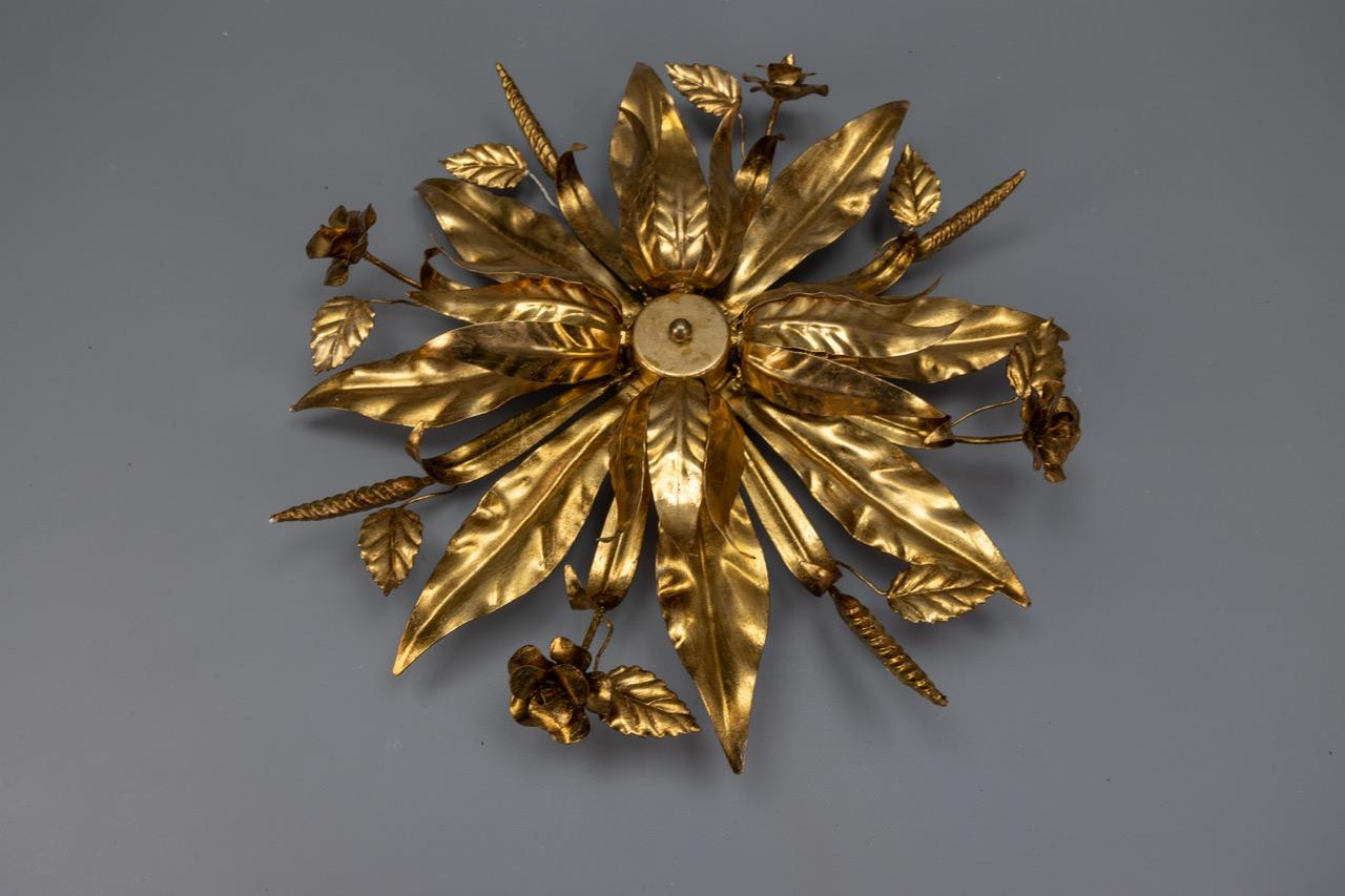 Large Hollywood Regency Gilt Metal Floral Four-Light Flush Mount or Wall Sconce im Angebot 5