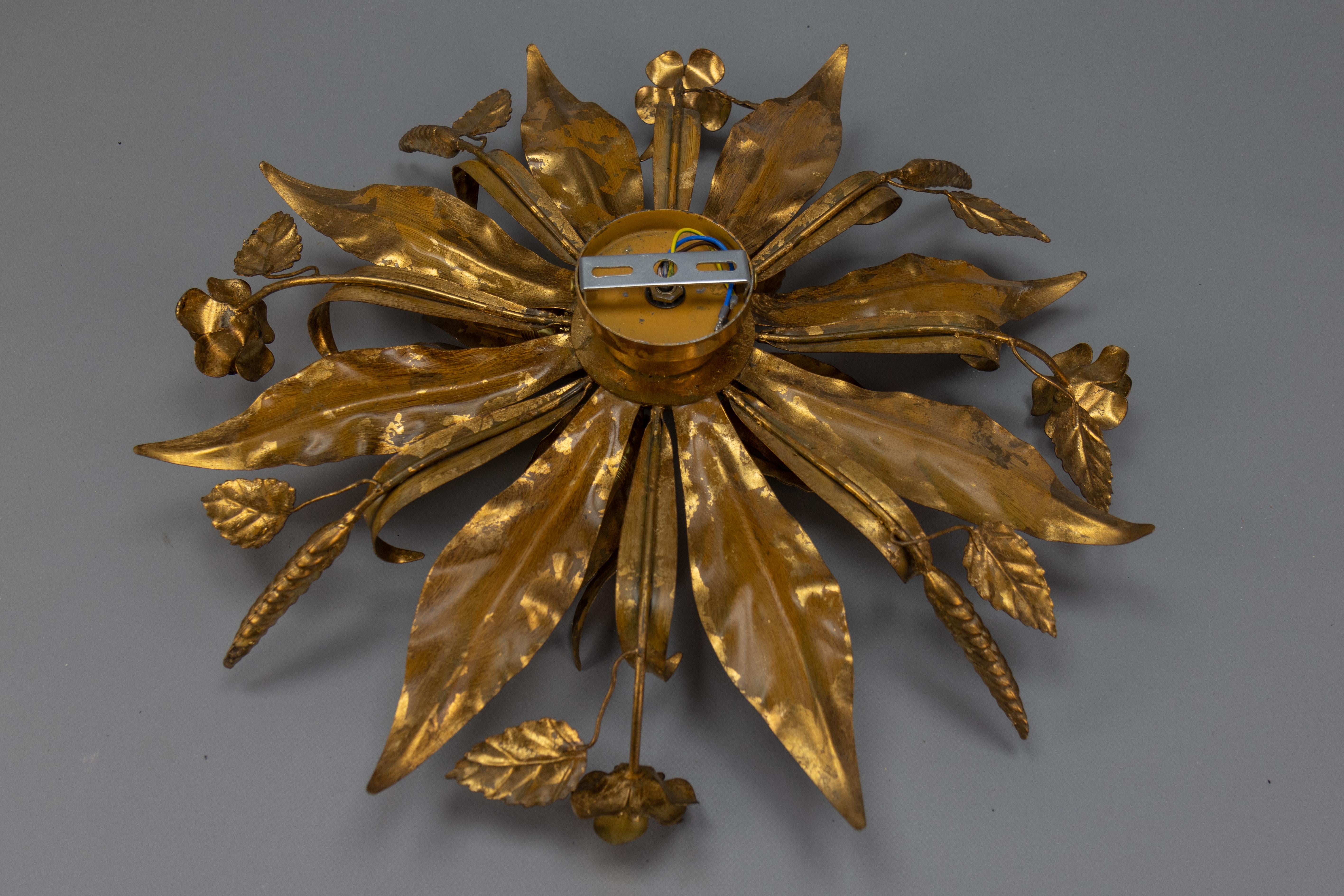 Large Hollywood Regency Gilt Metal Floral Four-Light Flush Mount or Wall Sconce im Angebot 13