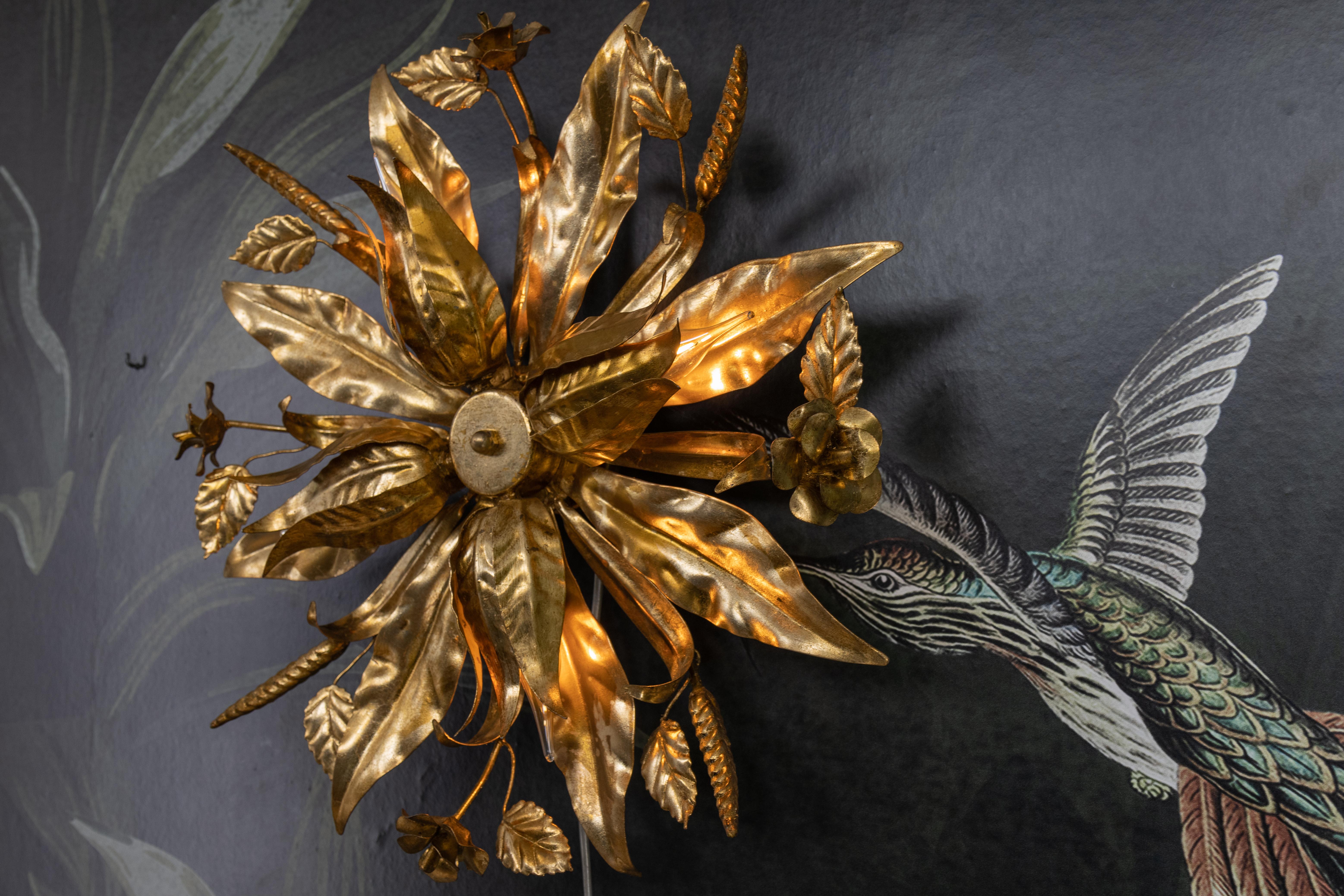 Large Hollywood Regency Gilt Metal Floral Four-Light Flush Mount or Wall Sconce im Zustand „Gut“ im Angebot in Barntrup, DE