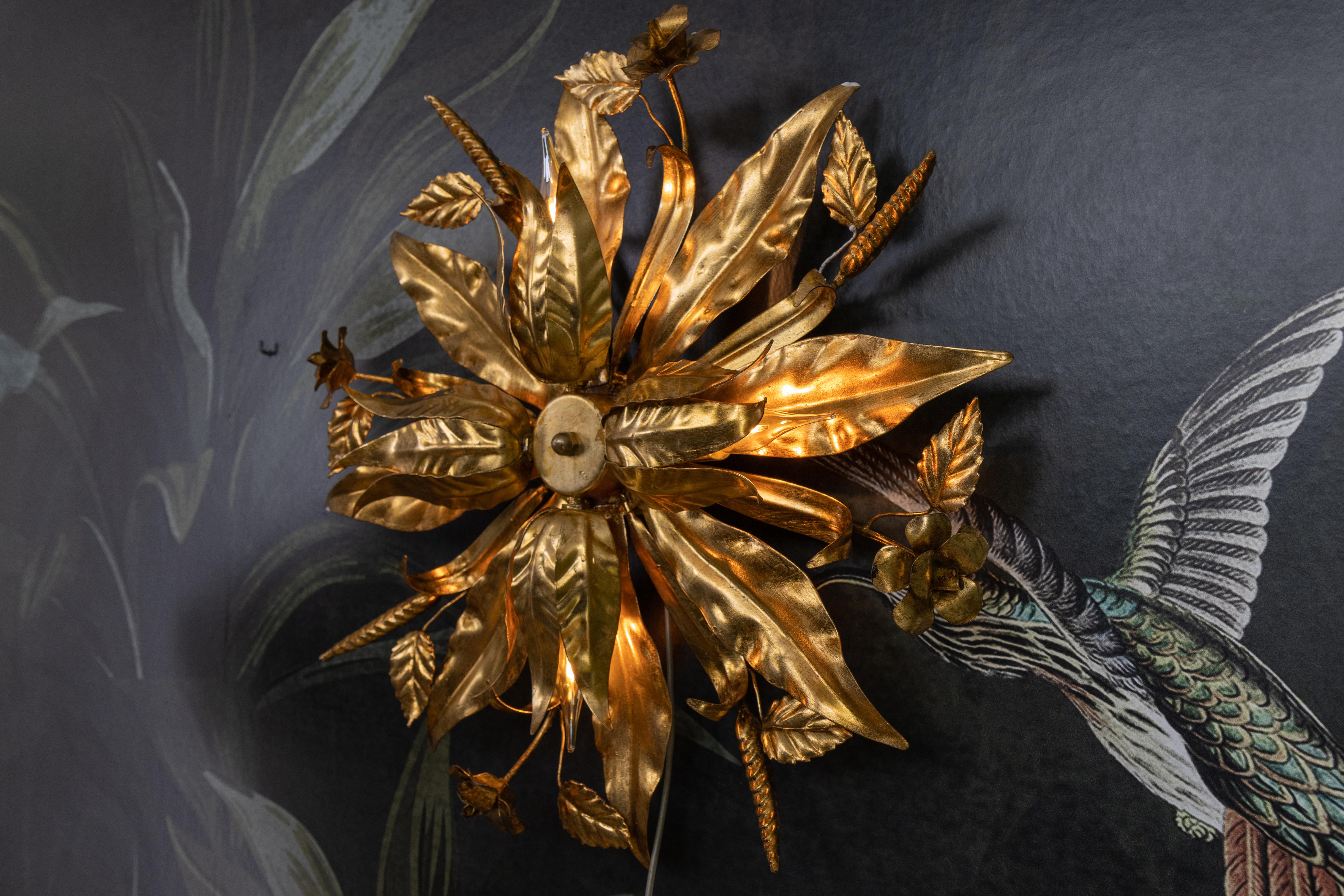 Large Hollywood Regency Gilt Metal Floral Four-Light Flush Mount or Wall Sconce im Zustand „Gut“ im Angebot in Barntrup, DE