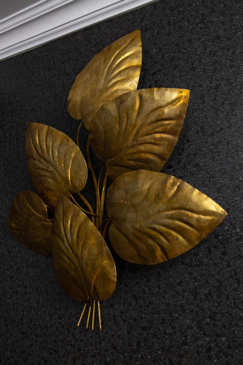 Grande applique à cinq lumières en métal doré de style régence hollywoodienne, années 1950 en vente 4