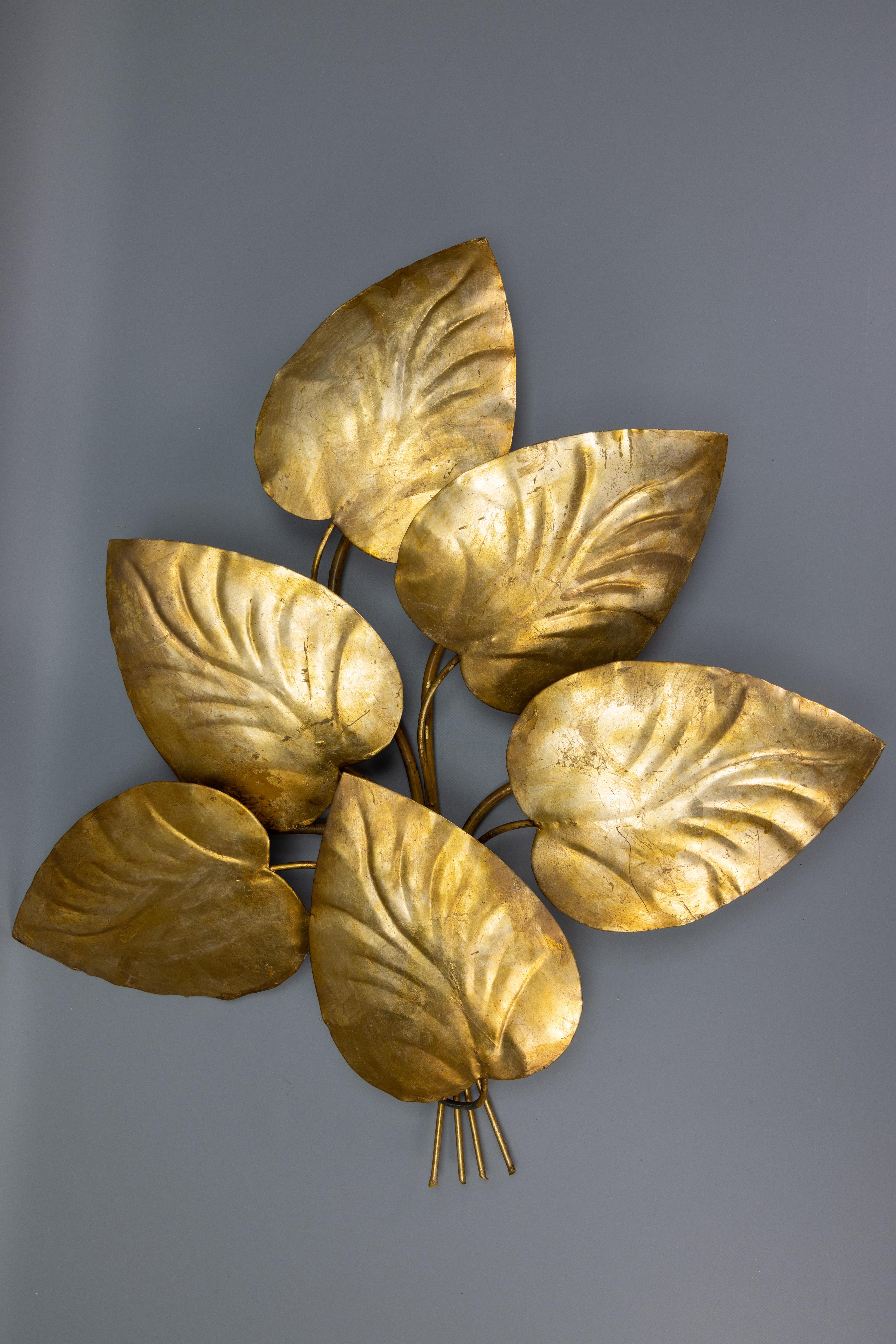 Grande applique à cinq lumières en métal doré de style Hollywood Regency, France, vers les années 1950.

Rehaussez votre intérieur avec cette superbe applique à feuilles en métal doré, qui rappelle l'opulent style Hollywood Regency. Avec ses six